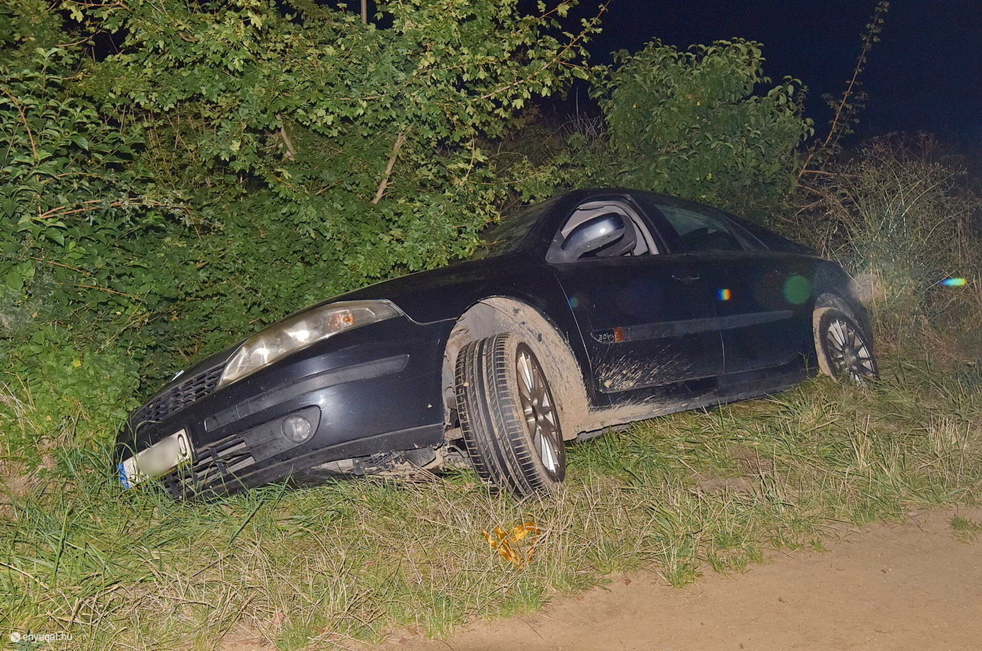 Árokba csúszott Renault az osztrák határ közelében