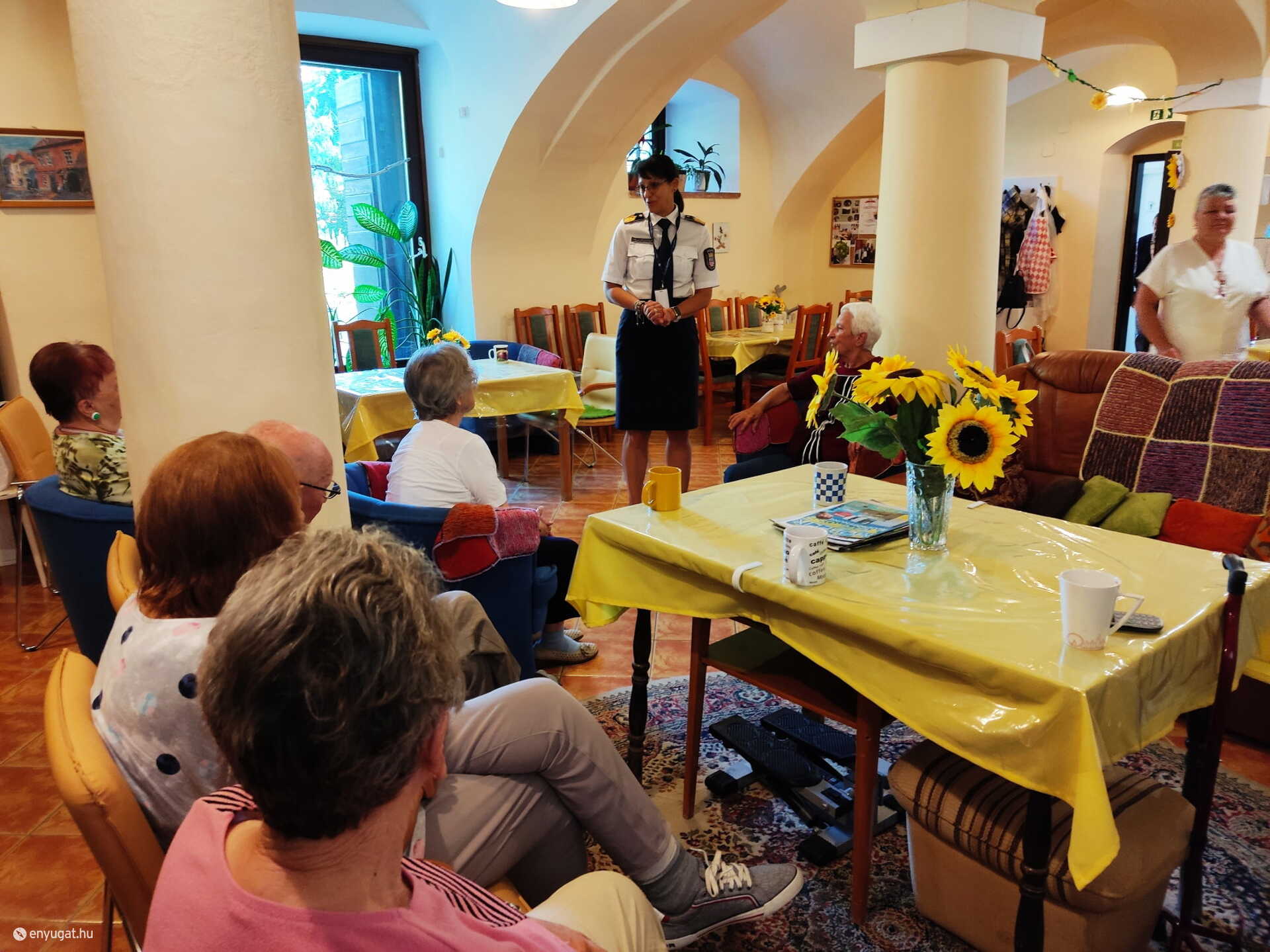 Babella-Lukács Katalin rendőr őrnagy őszintén beszélt az idősekkel.
