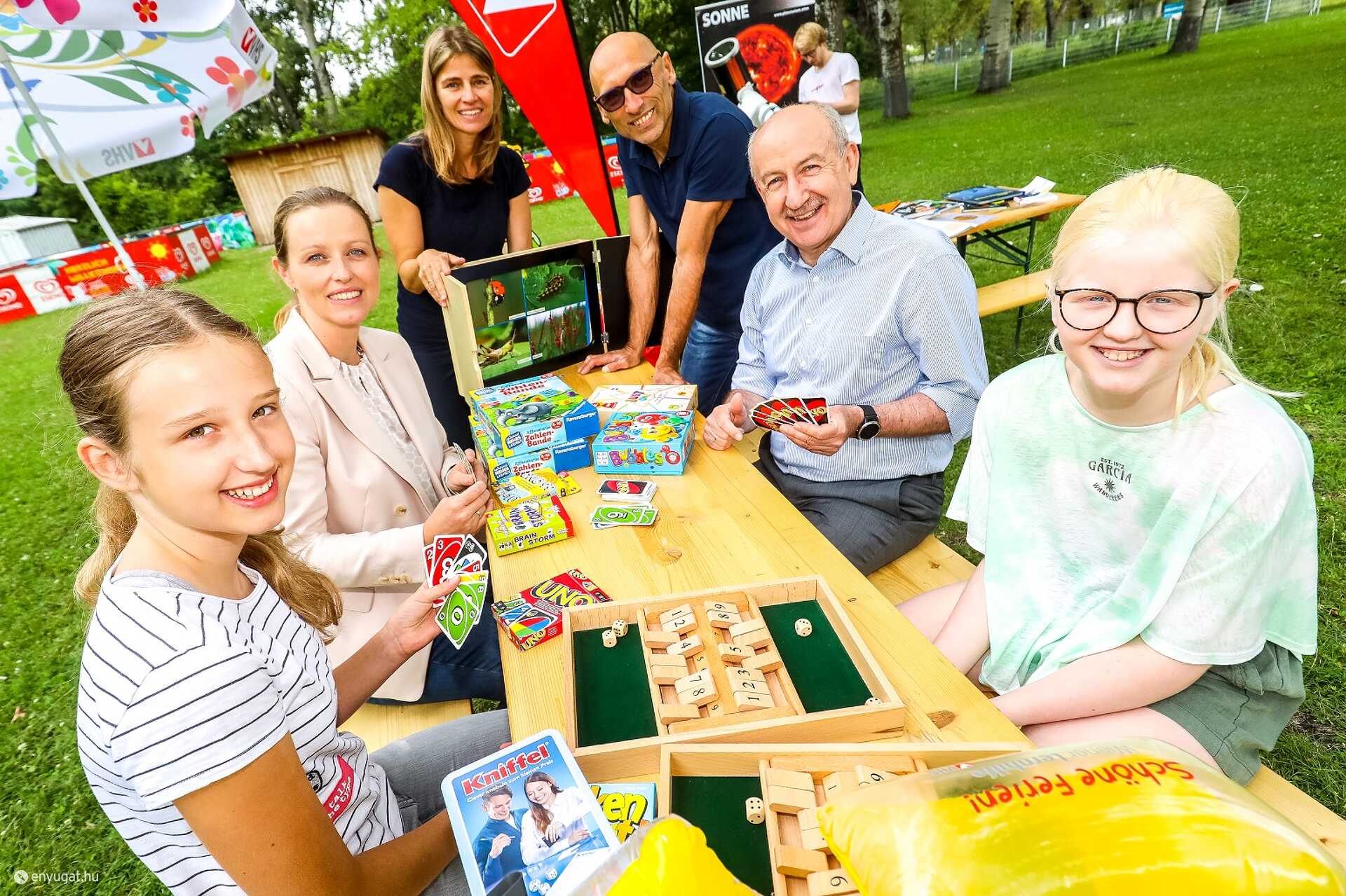 A strandokon lelkes oktatók várják az érdeklődőket interaktív játékokkal és feladatokkal.
