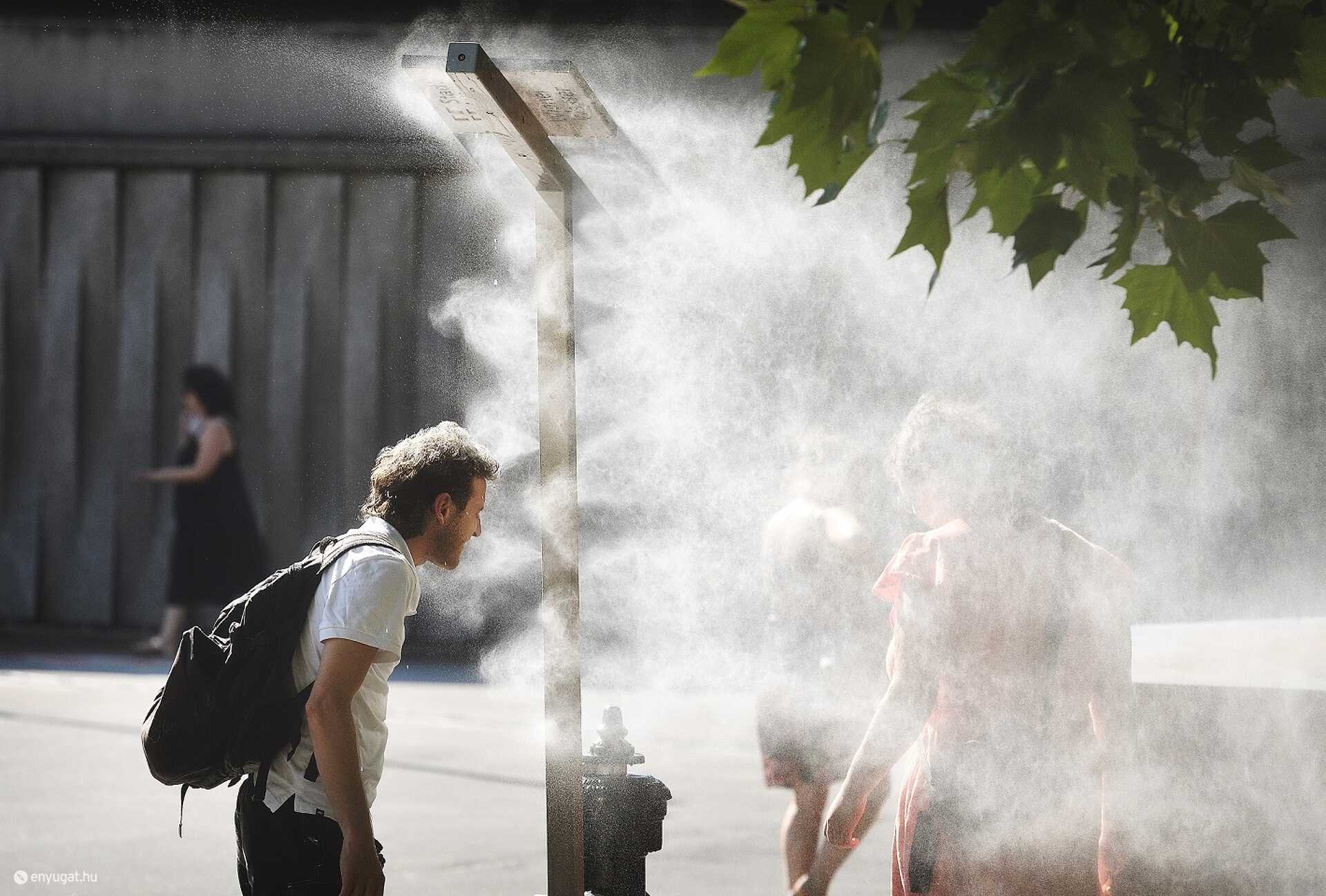 Vízfüggönyök nyújtanak enyhülést a rekkenő hőségben.
