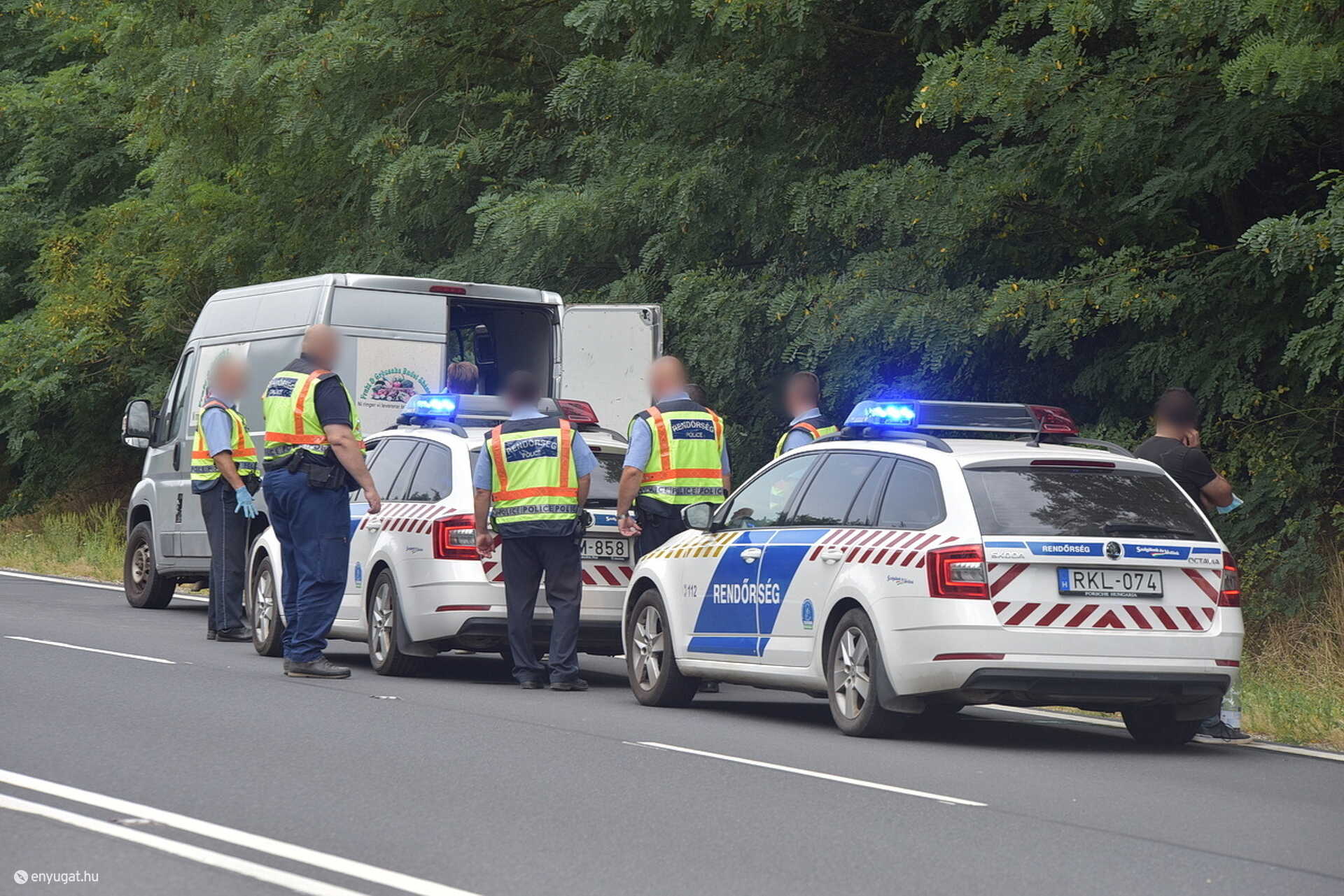 Gyerekeket és nőket szállított zöldség helyett a 8-ason elfogott svéd embercsempész