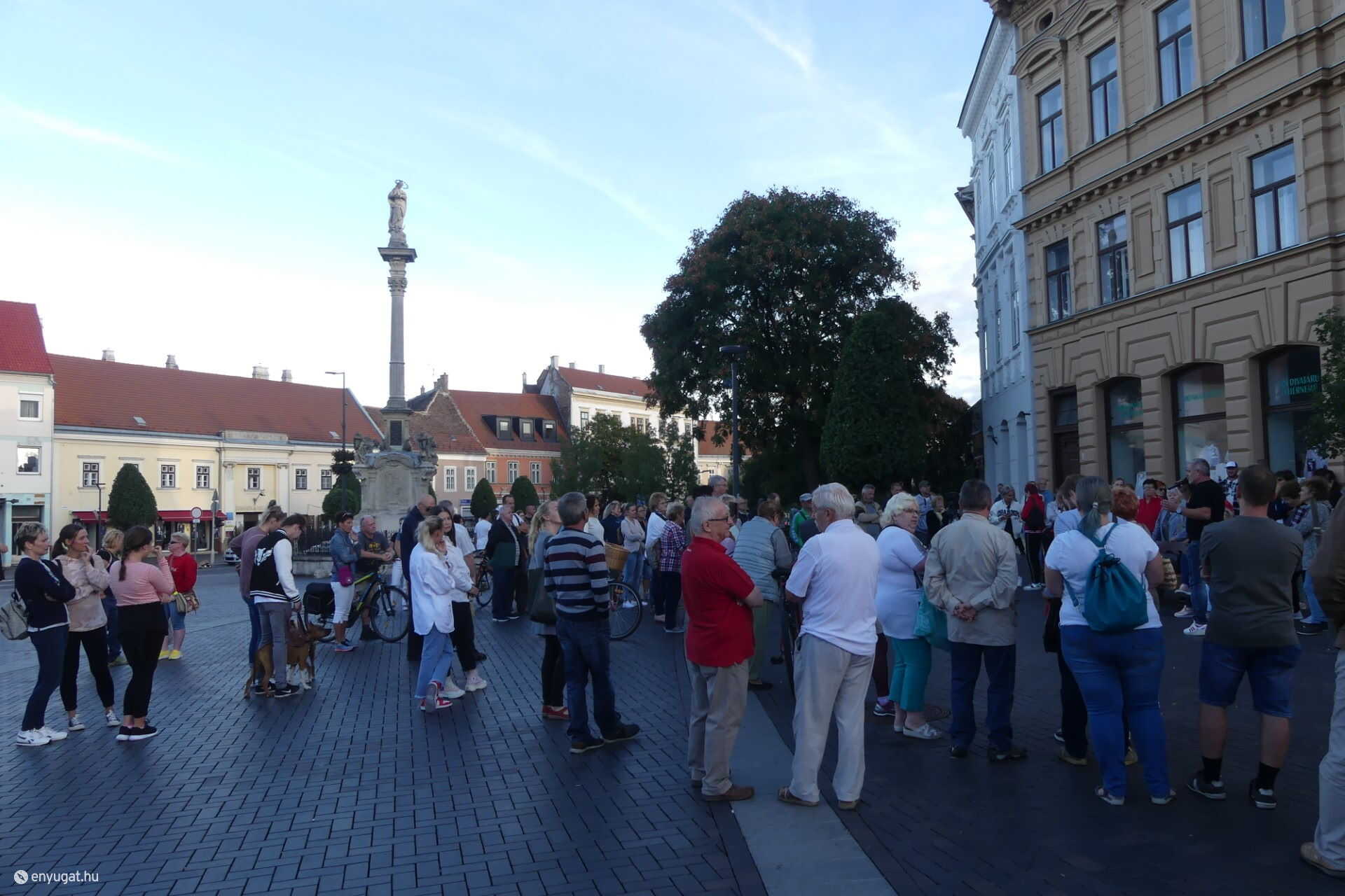 Mennyi kell még? Megmozdulás a Mária-szobornál