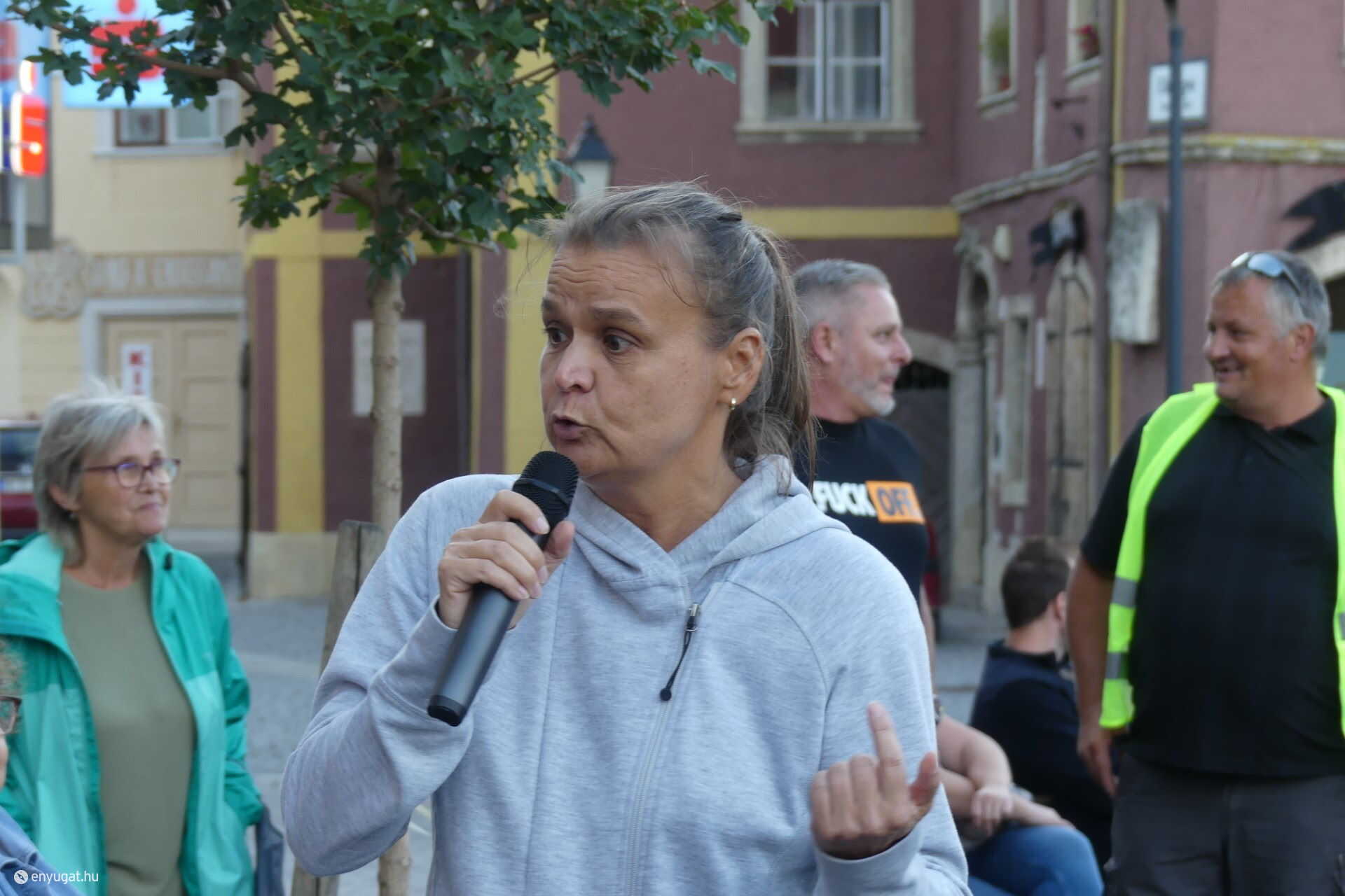 Mennyi kell még? Megmozdulás a Mária-szobornál