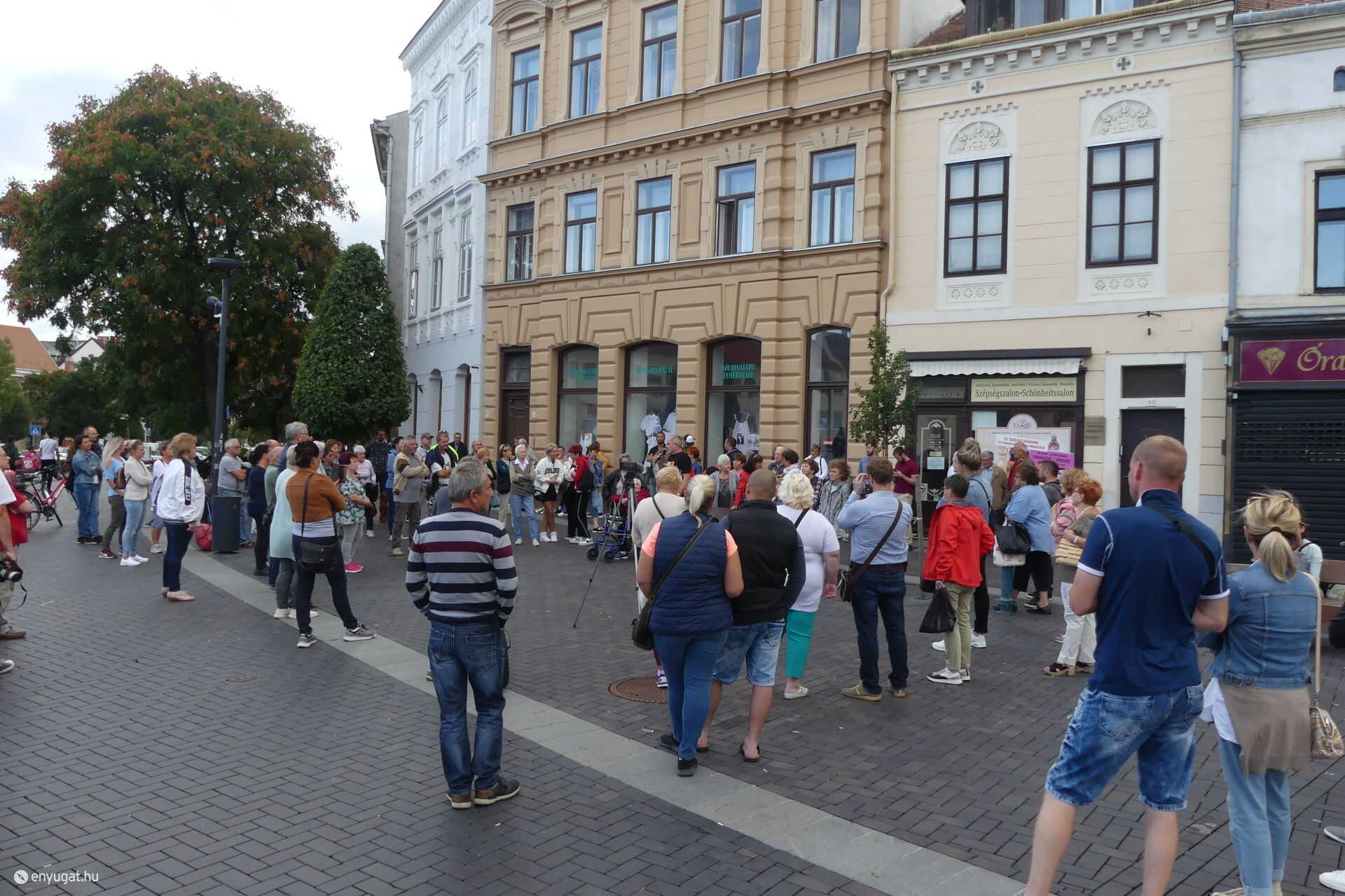 Mennyi kell még? Megmozdulás a Mária-szobornál