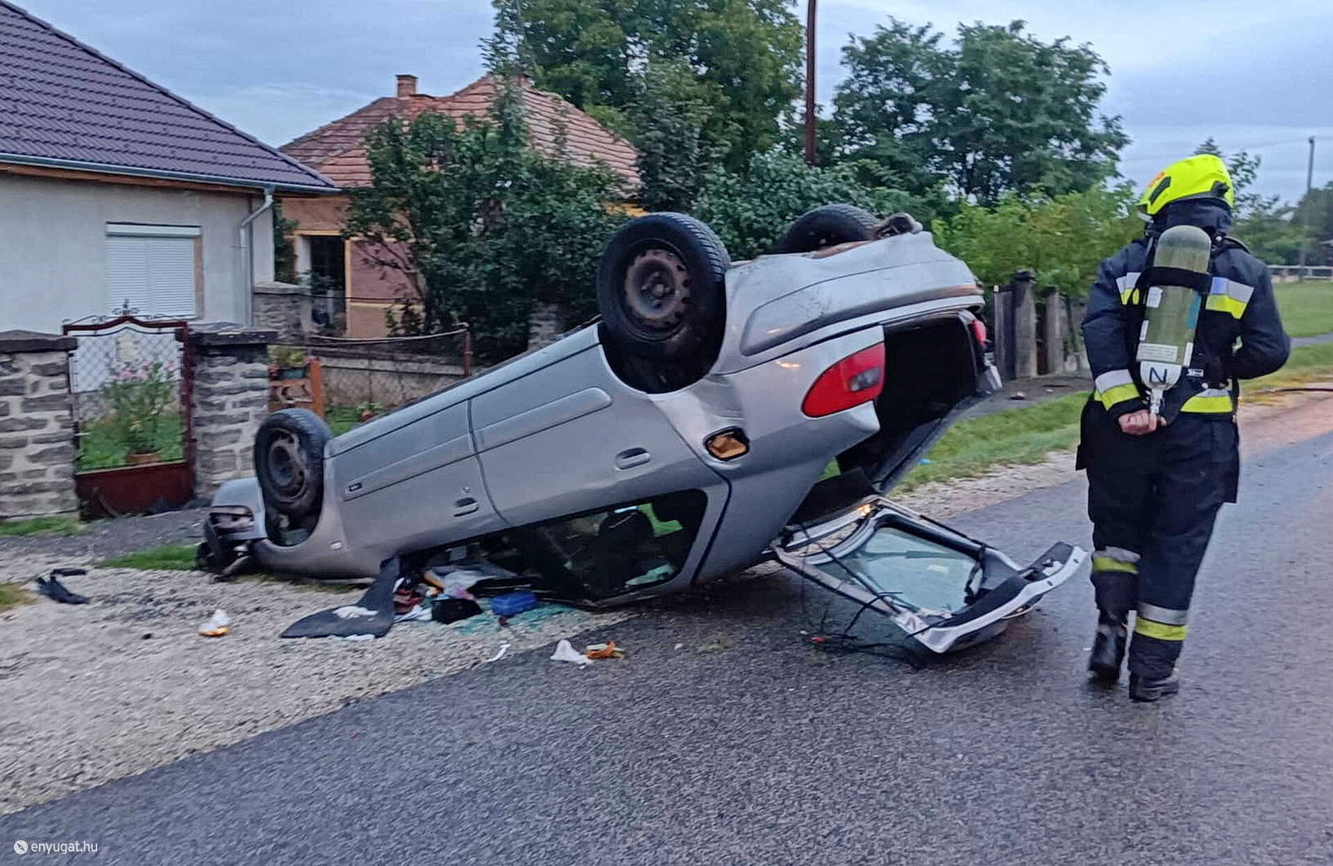 Kerítést döntött, gázcsonkot tört, majd felborult egy Citroen Simaságon Fotó: Kovács András / Csepregi Önkormányzati Tűzoltóság