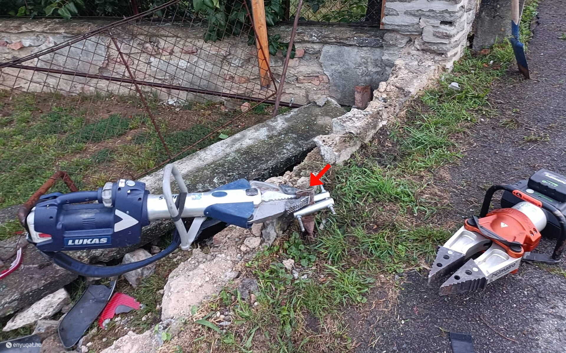 Kerítést döntött, gázcsonkot tört, majd felborult egy Citroen Simaságon Fotó: Kovács András / Csepregi Önkormányzati Tűzoltóság