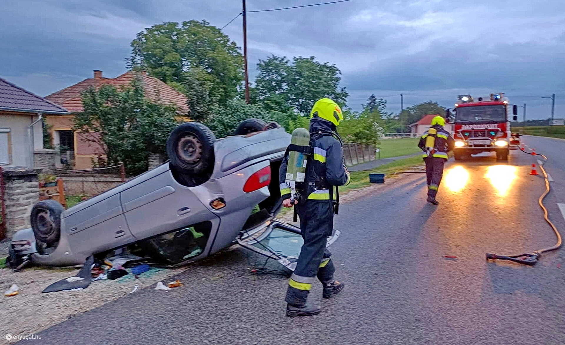Kerítést döntött, gázcsonkot tört, majd felborult egy Citroen Simaságon Fotó: Kovács András / Csepregi Önkormányzati Tűzoltóság