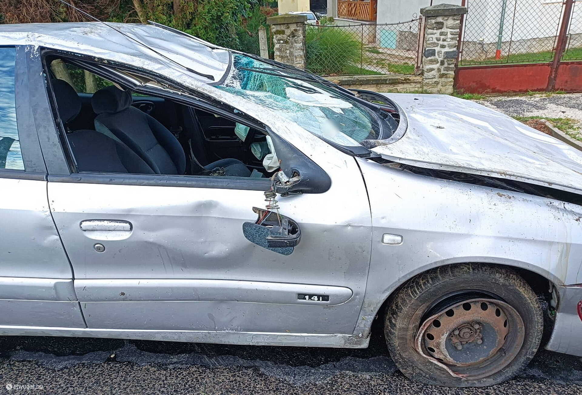 Kerítést döntött, gázcsonkot tört, majd felborult egy Citroen Simaságon Fotó: Kovács András / Csepregi Önkormányzati Tűzoltóság