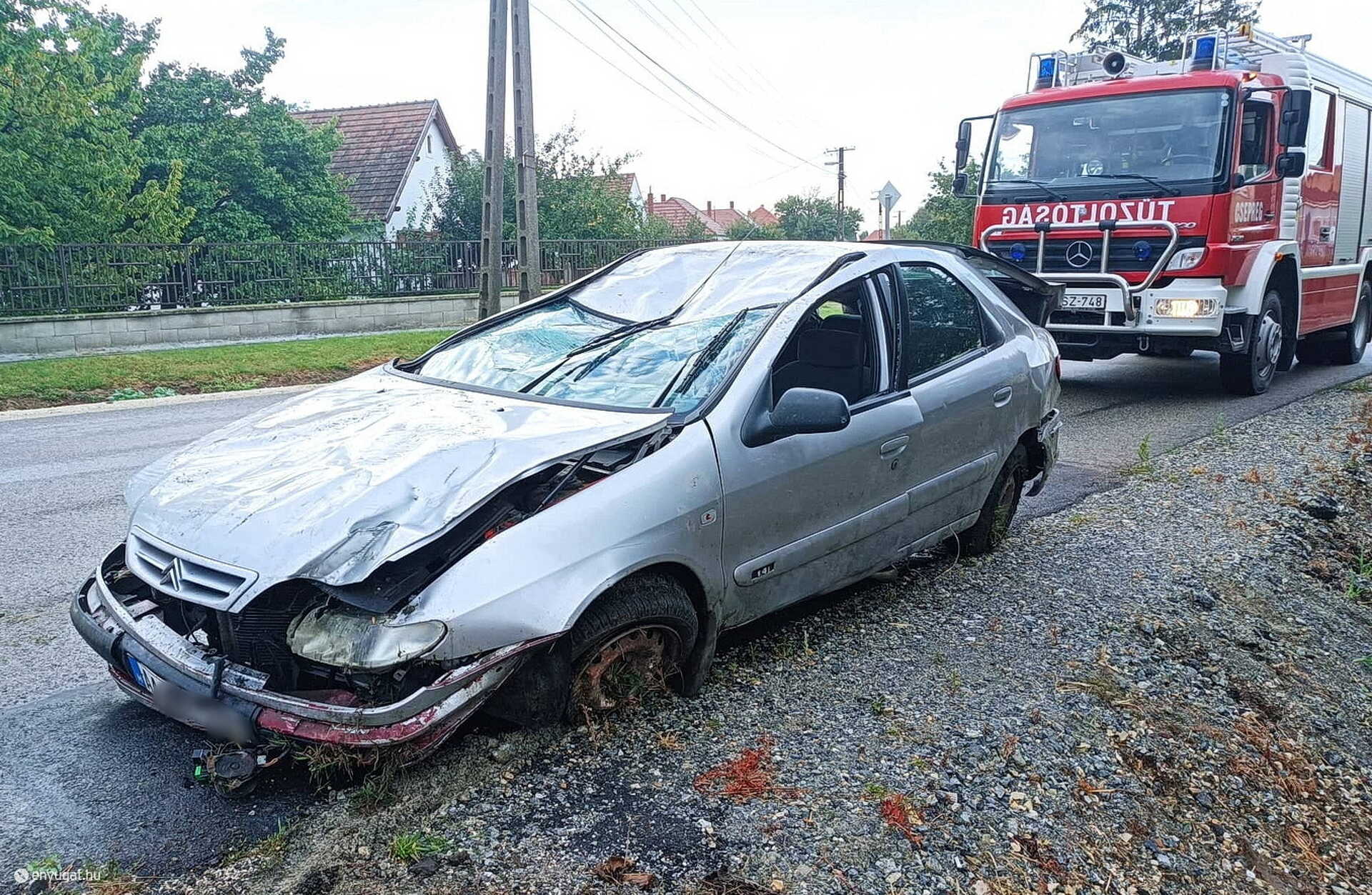 Kerítést döntött, gázcsonkot tört, majd felborult egy Citroen Simaságon Fotó: Kovács András / Csepregi Önkormányzati Tűzoltóság