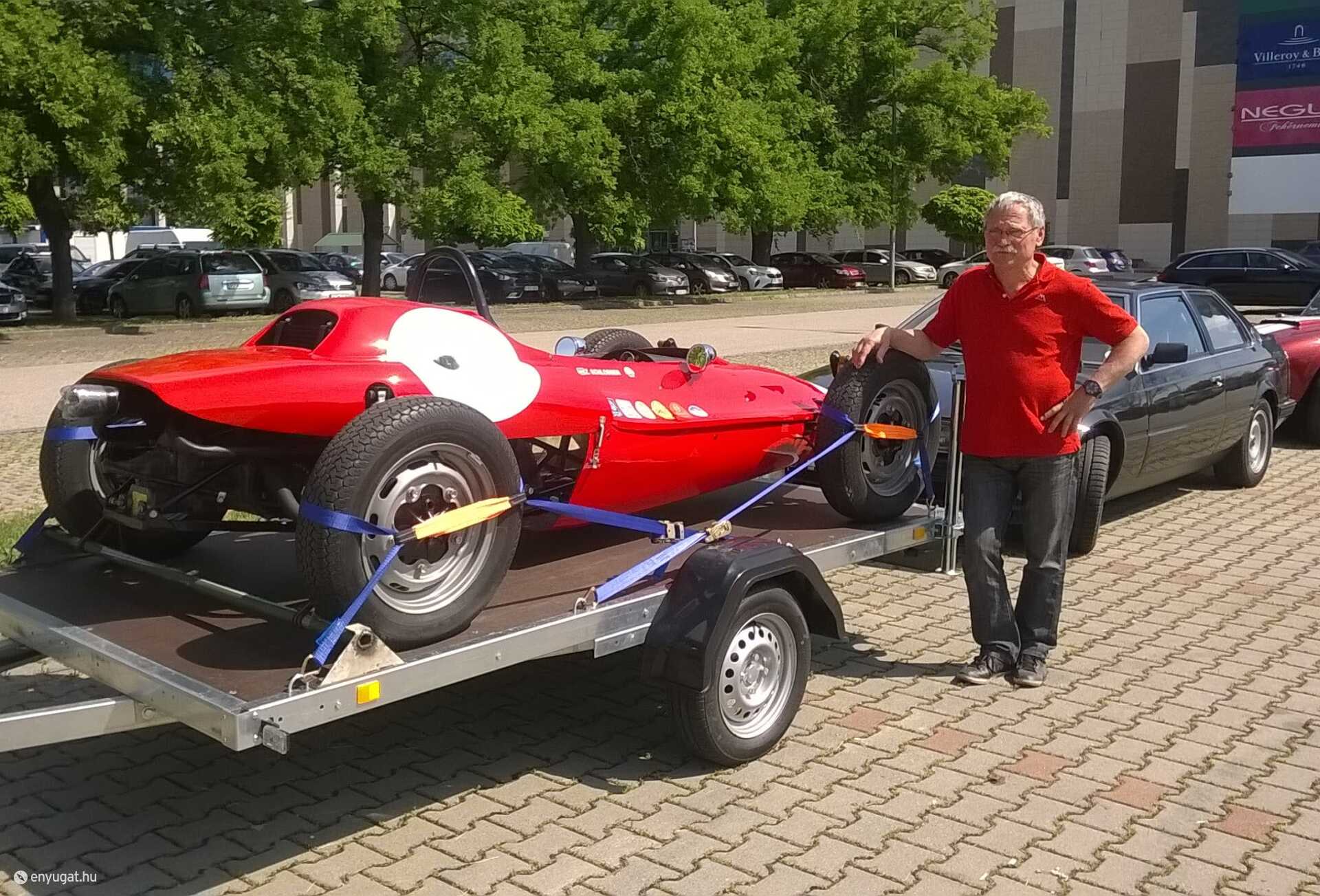 Schlosser Zoltán és a gyönyörűen felújított Formel V Beach.