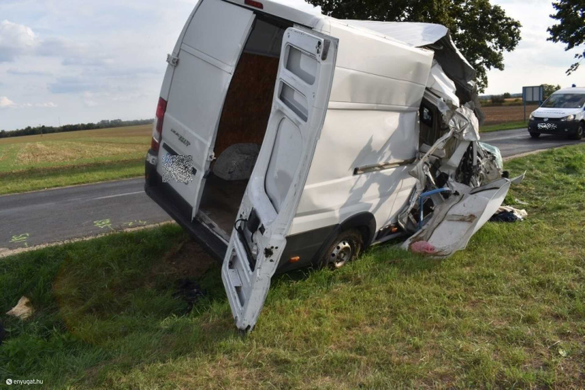 Egyelőre nem tudni az állampolgárságát a sofőrnek, mert megsérült.