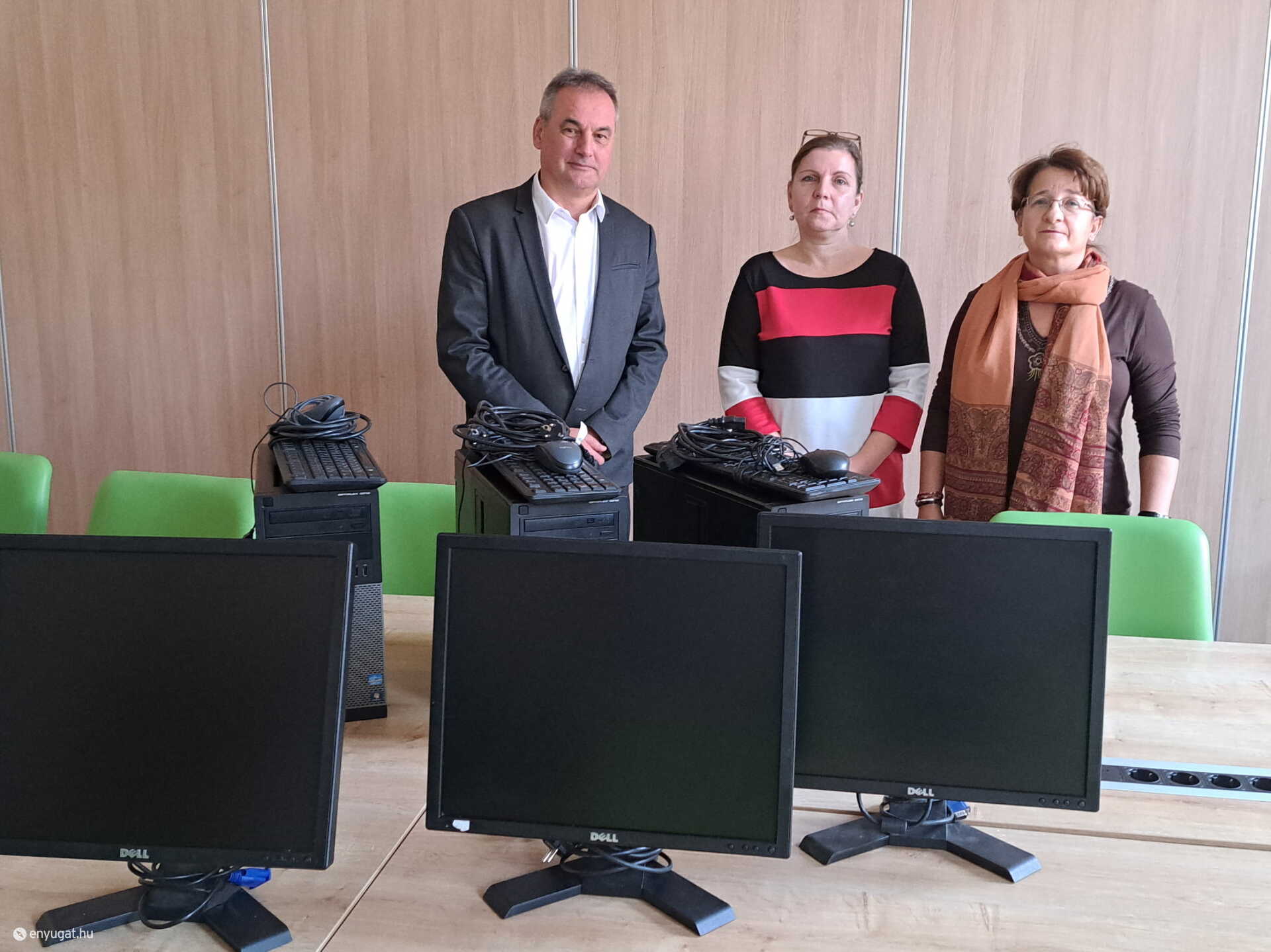 Kövesdi Szilárd adta át az adományt az osztály munkatársainak, dr. Csanálosi Dóra főorvosnak és Payrits Mariann pszichológusnak.