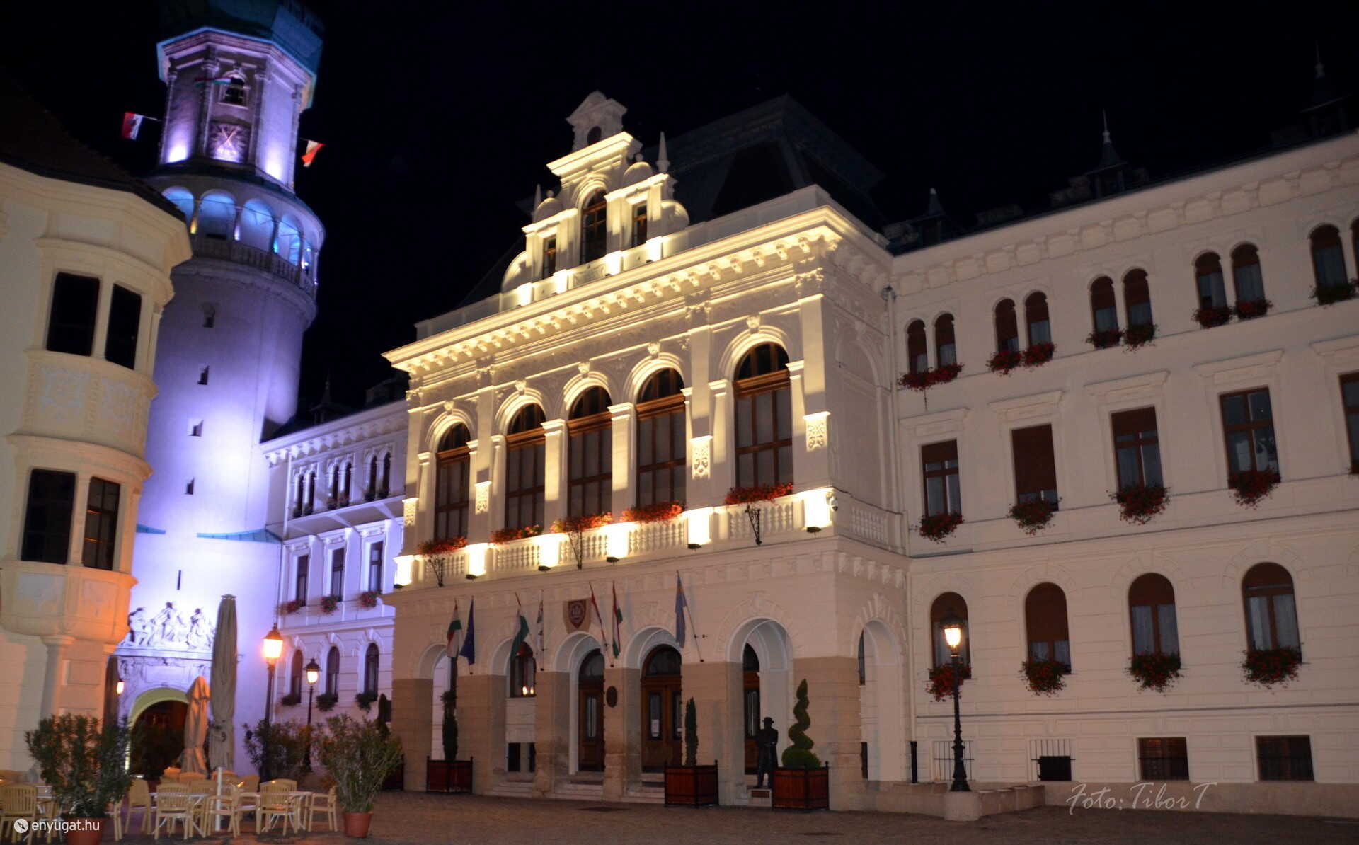 A városháza és a Tűztorony. Utóbbiról tudni, hogy LED égői vannak.