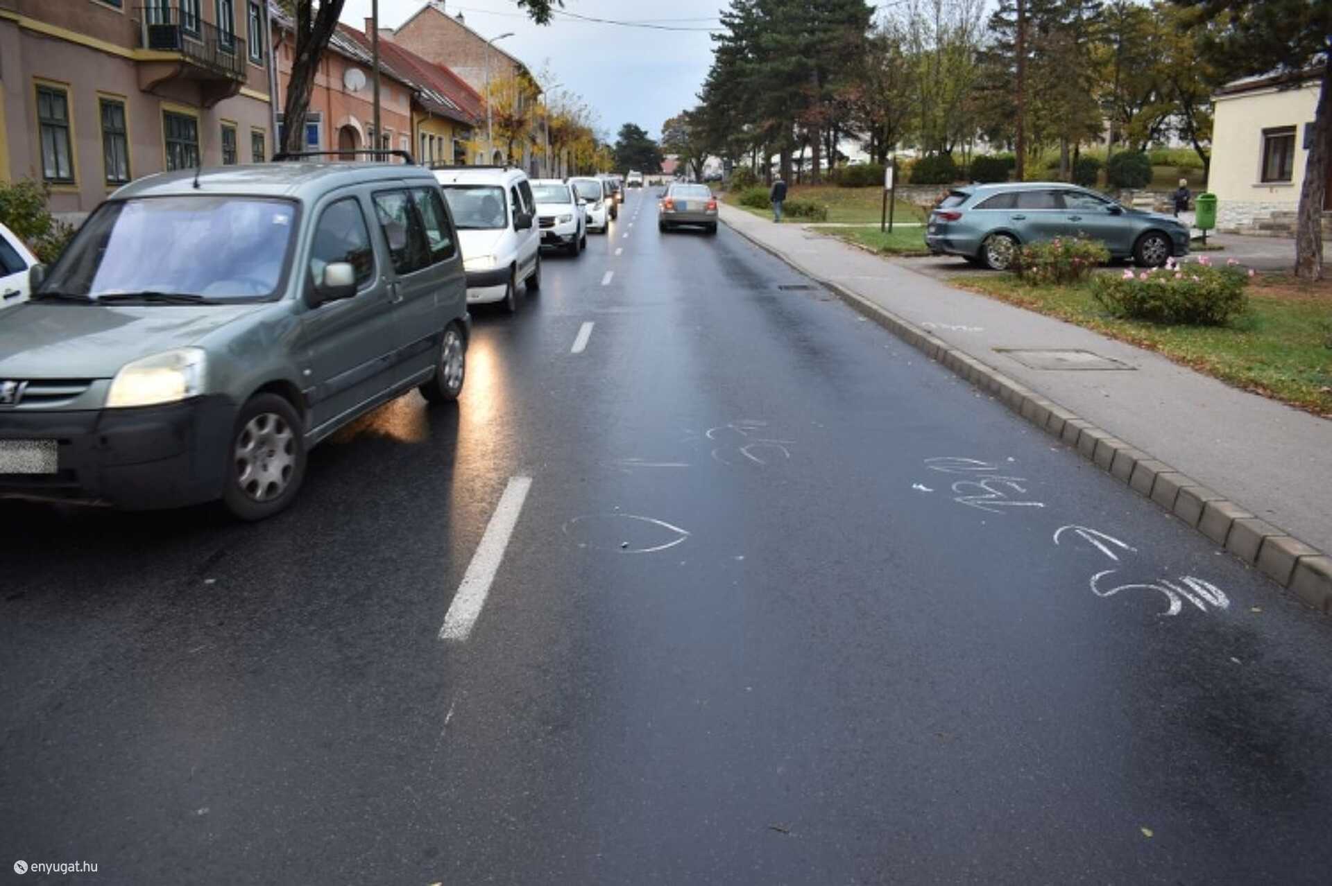 Tizenhárom éves lányok szaladtak ki a busz mögül a kocsi elé Sopronban