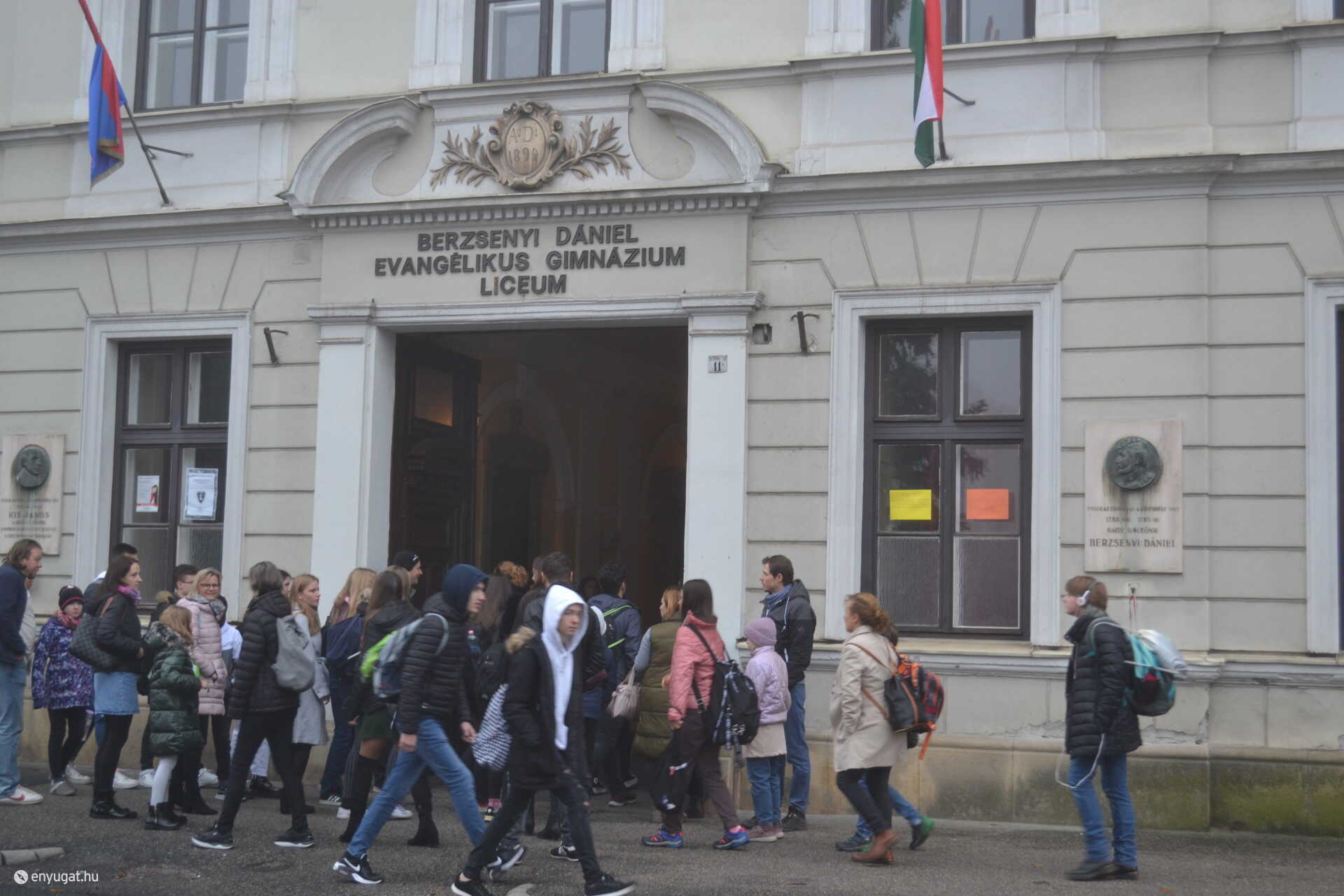 Reggel sorra érkeztek az érdeklődő szülők és diákok.