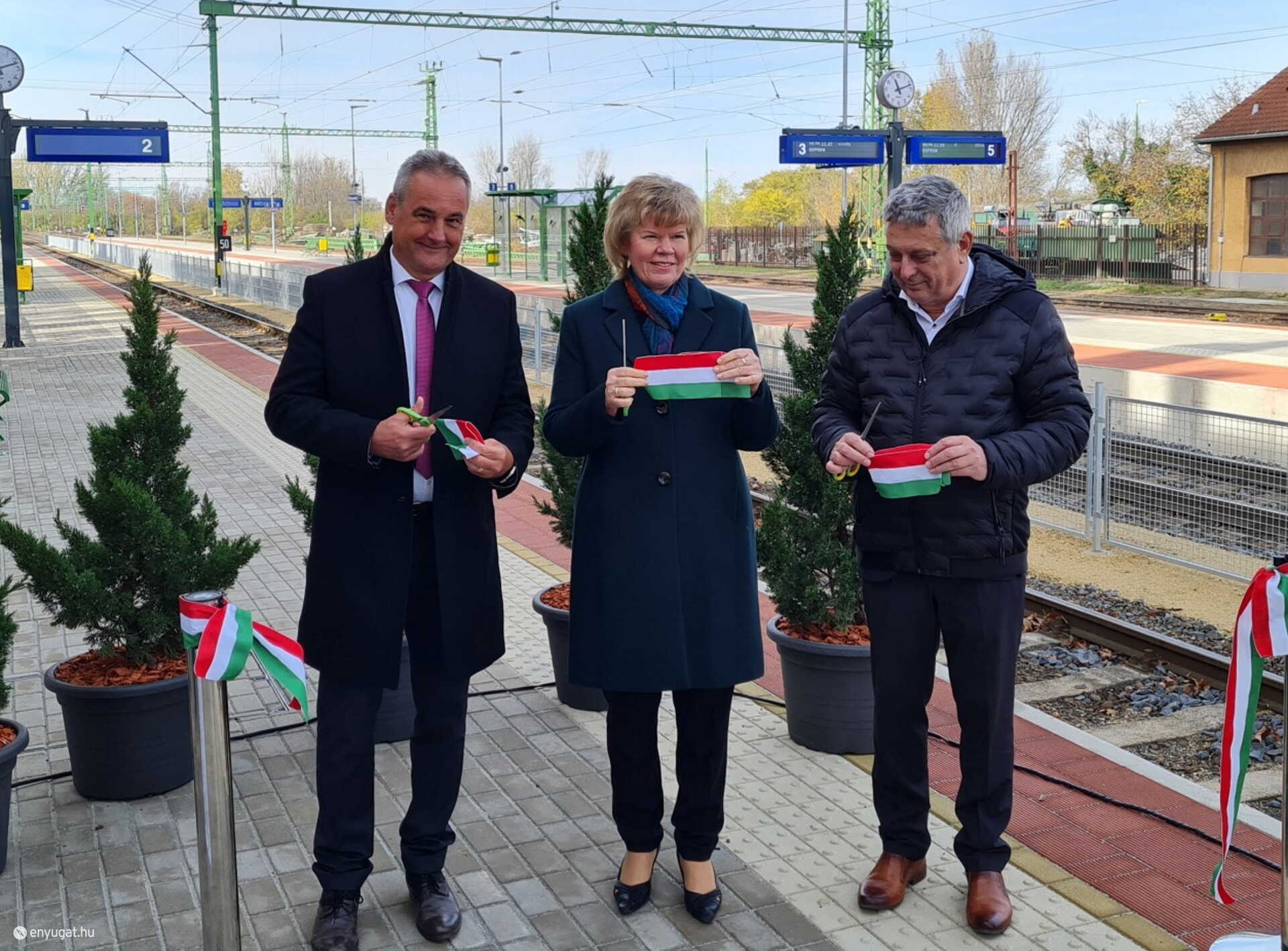 Kövesdi Szilárd elnök-vezérigazgató, Tar Erzsébet, a Homlok Építő Zrt. stratégiai igazgatója  és Horváth Tibor polgármeste az átadáson.