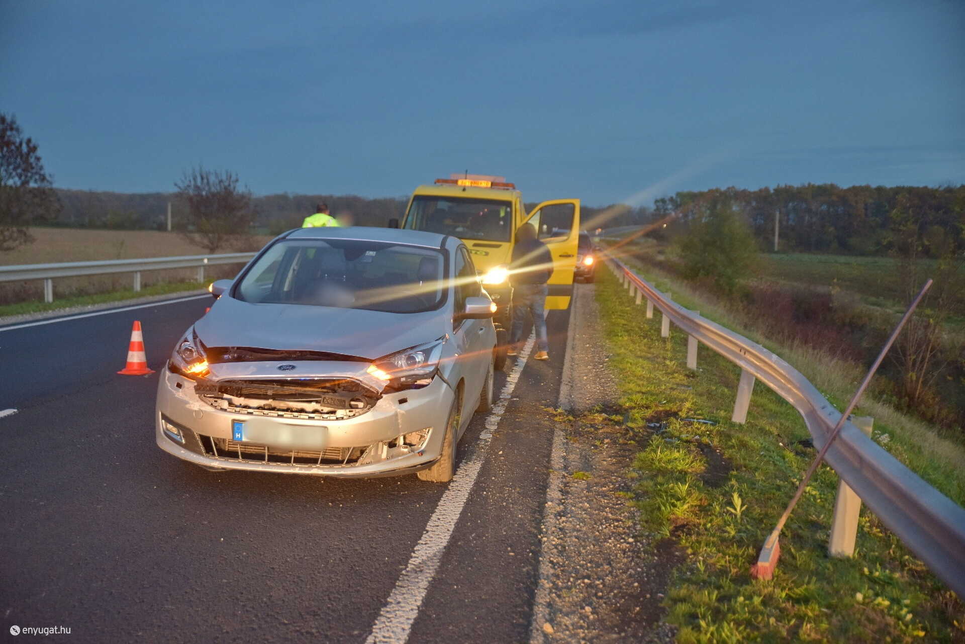Kitört kerekű utánfutó pördített meg Fordot a 84-esen, Sárvárnál