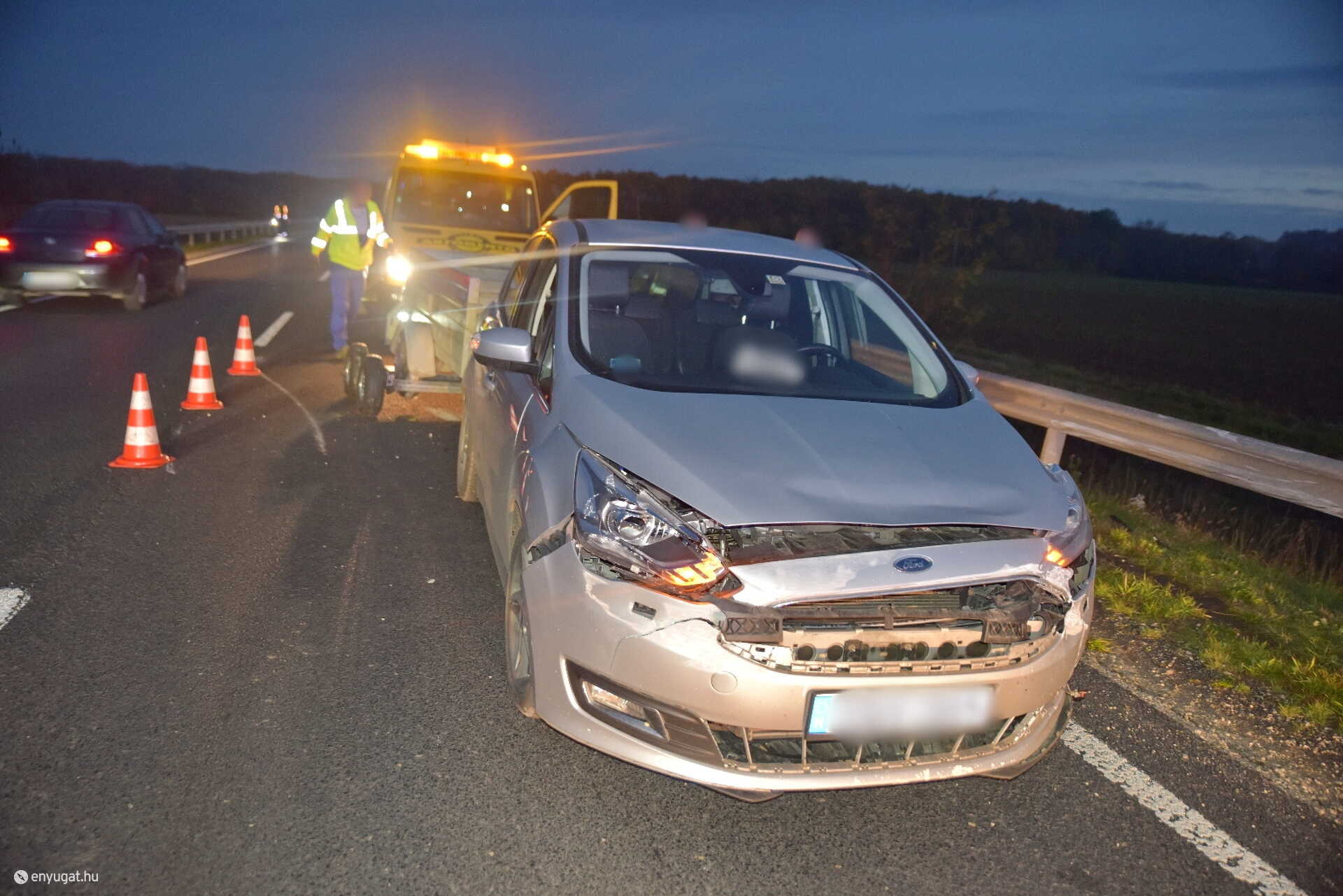 Kitört kerekű utánfutó pördített meg Fordot a 84-esen, Sárvárnál