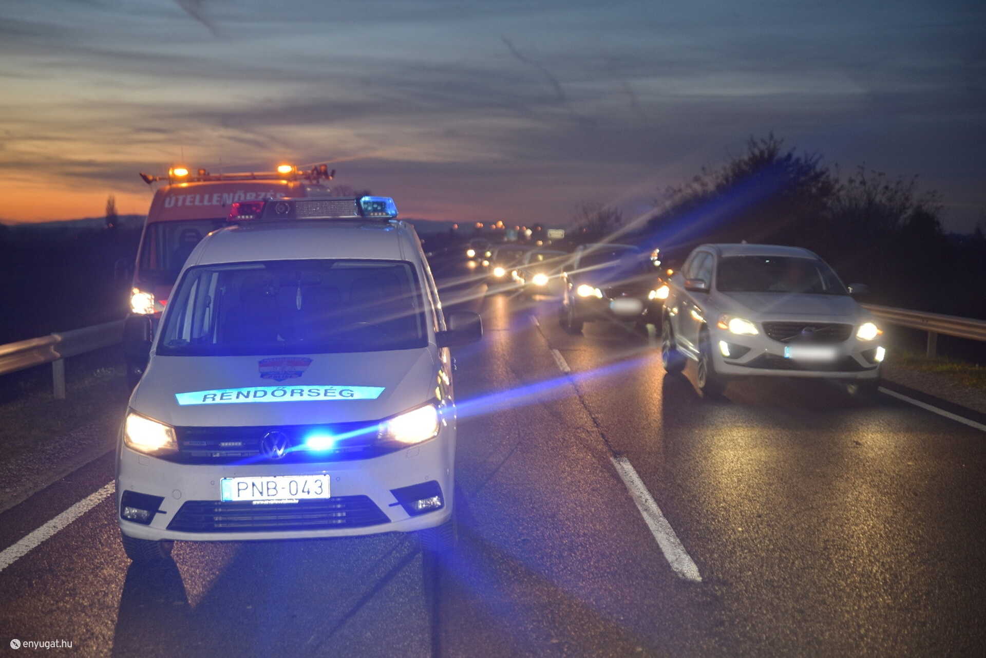 Kitört kerekű utánfutó pördített meg Fordot a 84-esen, Sárvárnál