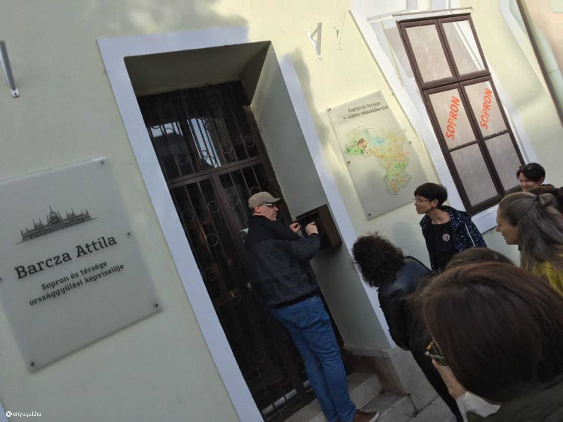 A Fidesz-iroda zárva volt, amikor a pedagógusok a jelzett időben megérkeztek.