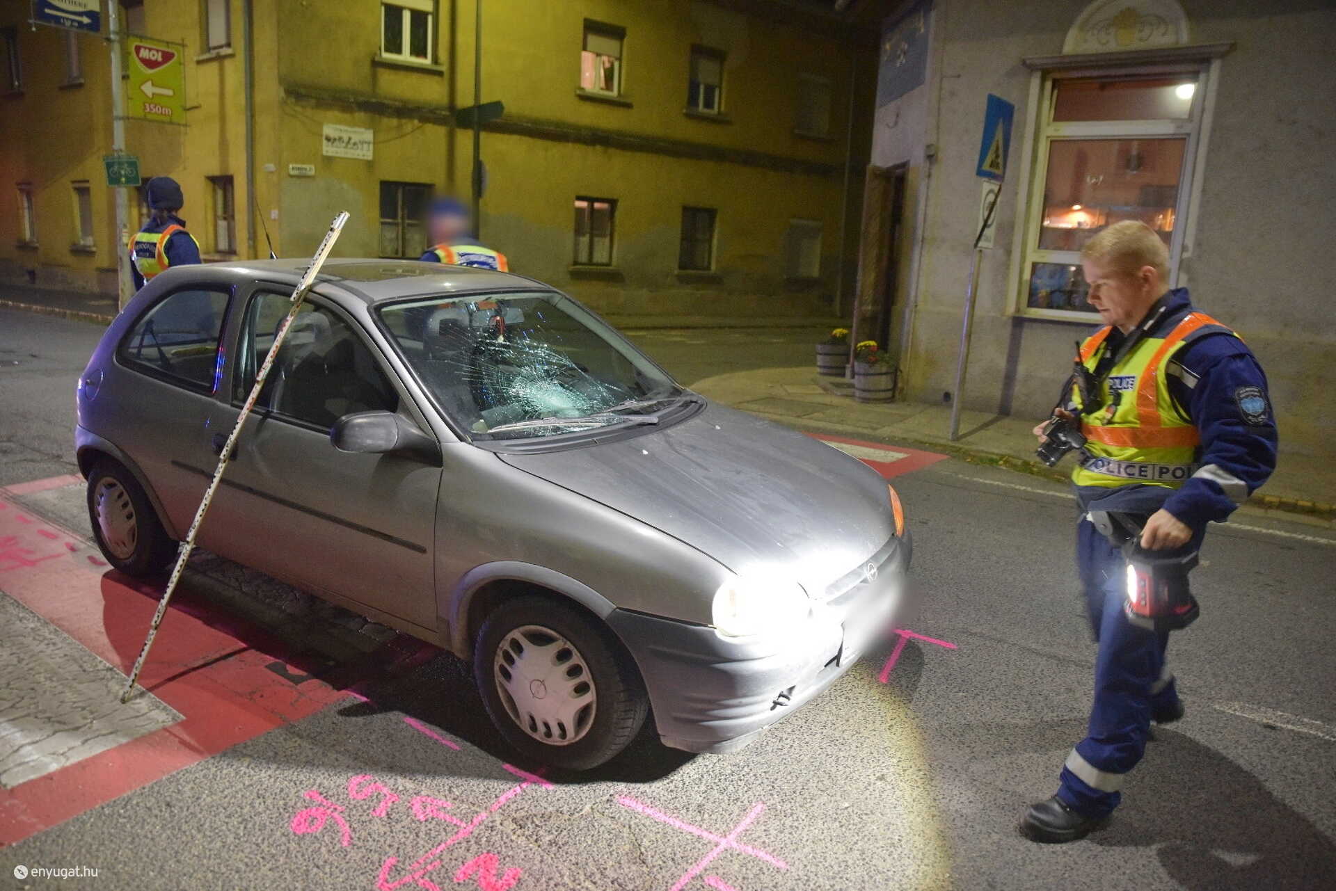 Kiskorú lányt ütött el egy Opel Kőszegen, gyalogátkelőhelyen
