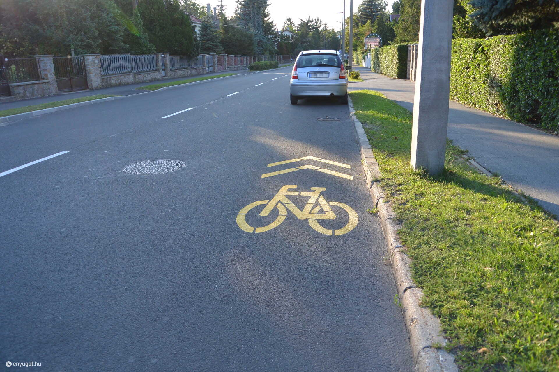 Kerékpáros nyom a Lövér körúton, a parkoló autók között