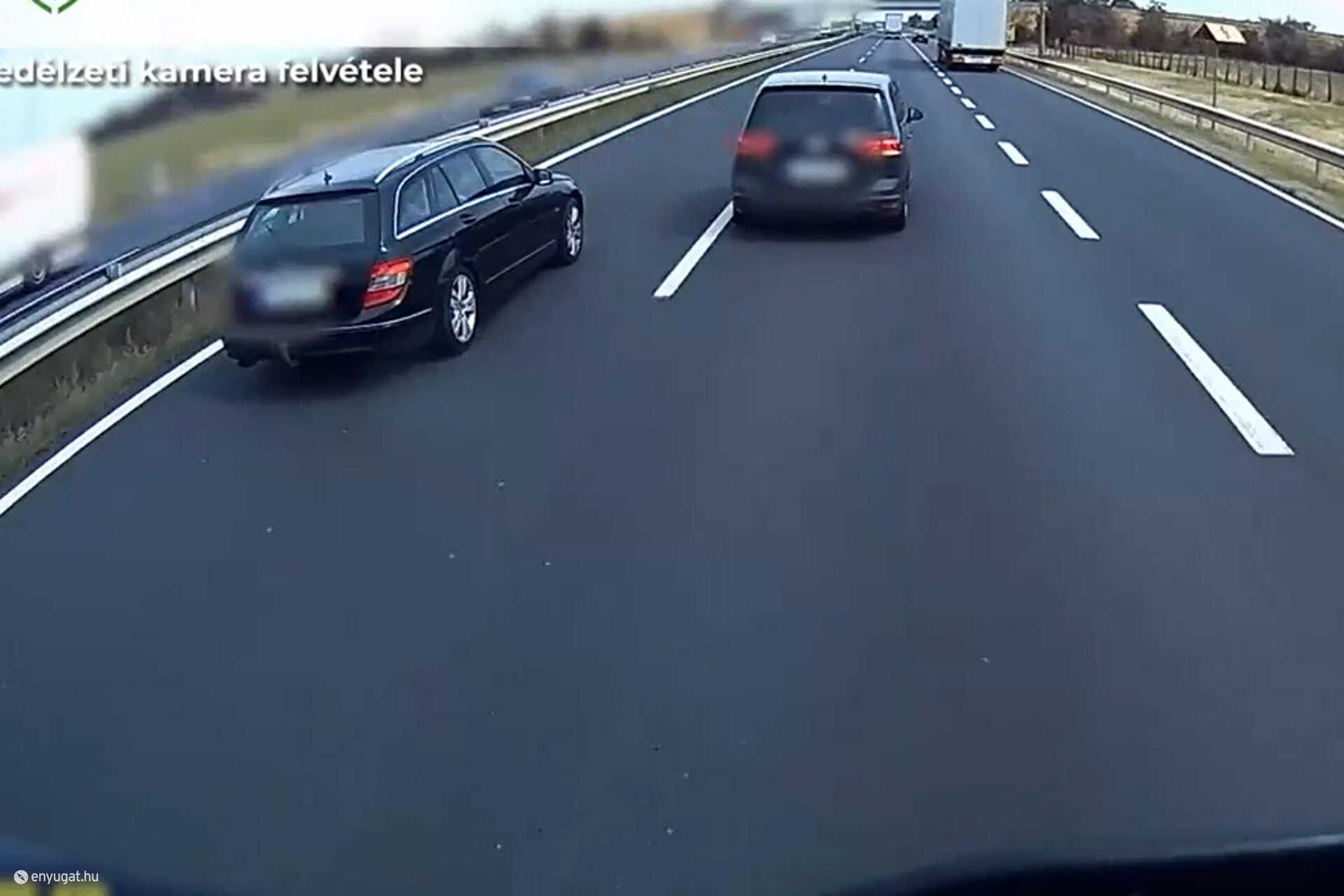 Egy mögöttük haladó jármű fedélzeti kamerája mindent felvett.