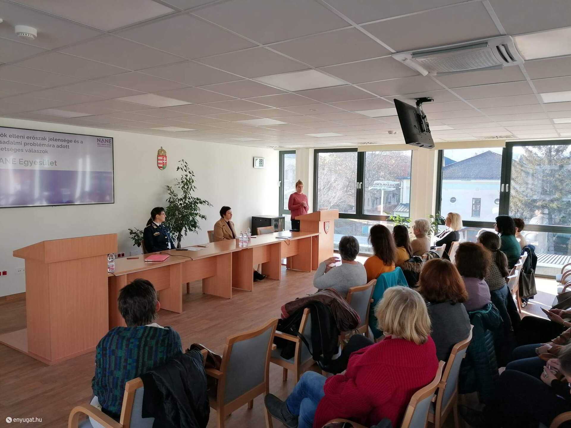 Prevenciós szakemberek és a nők elleni erőszak területén dolgozó civil szervezetek képviselői tartottak előadást.