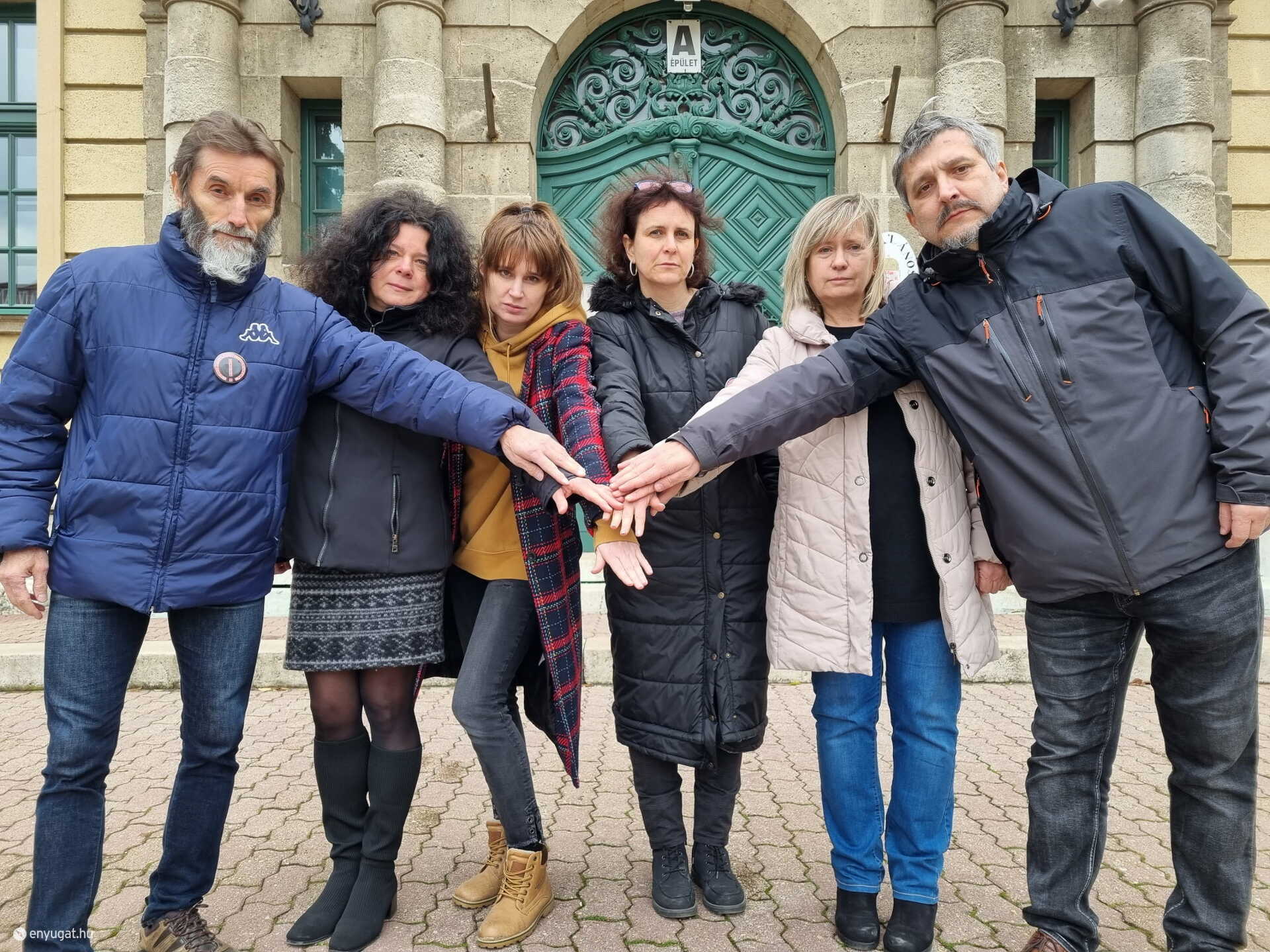 Hat Deák téri pedagógus vállalta ma a polgári engedetlenséget.