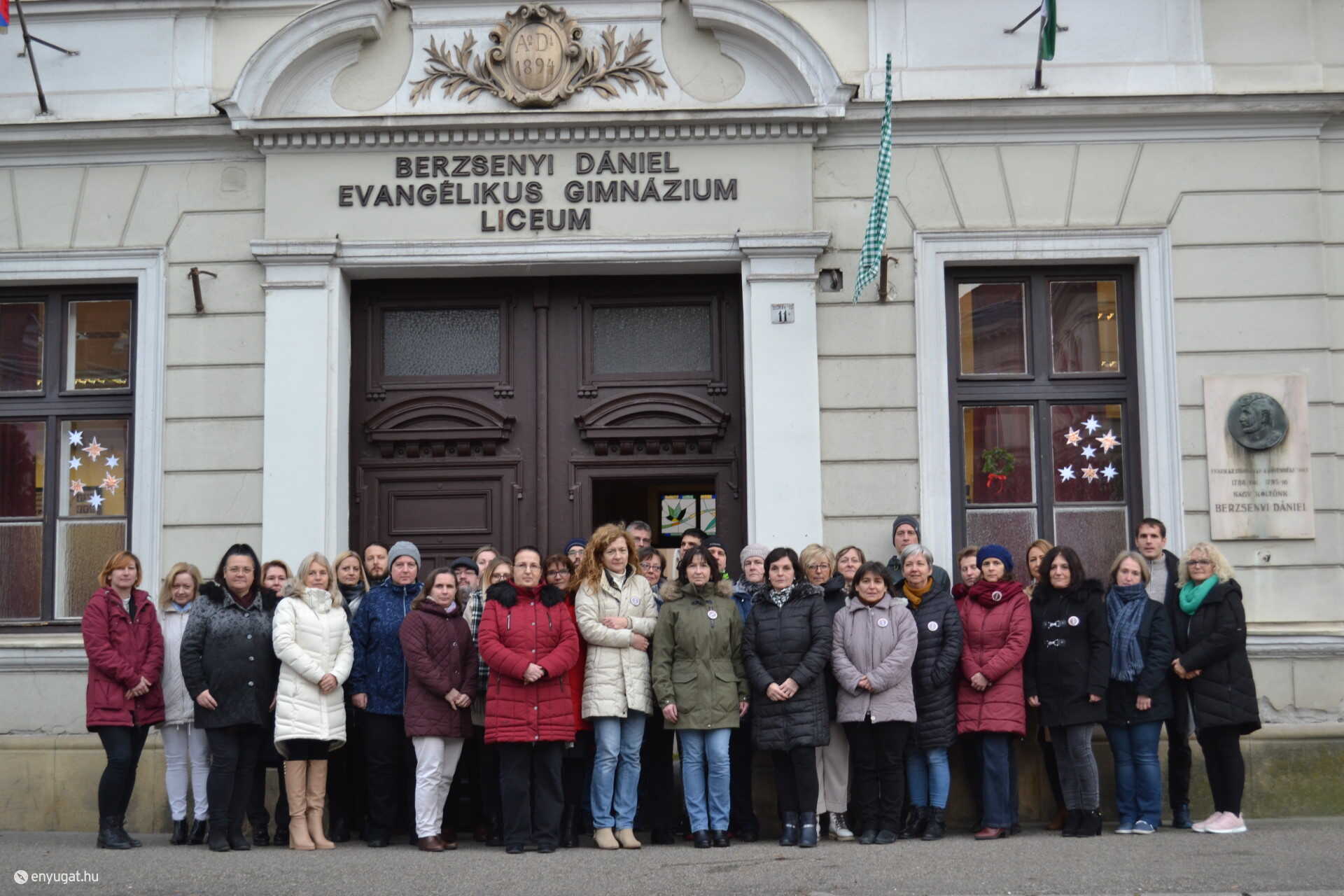 A Líceum szolidaritást vállaló pedagógusai a kockás zászlóval is jeleztek. 