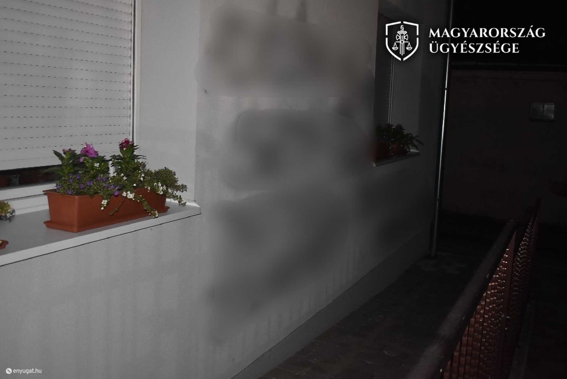 Az ügyészségi fotón már ki is takarták az obszcén feliratot.