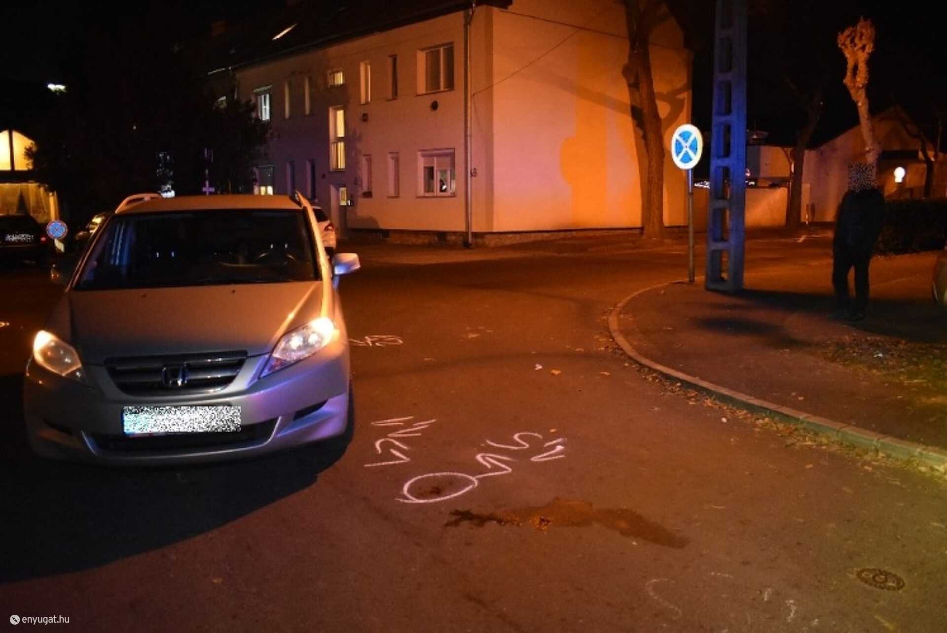 A balesetben a gyalogos megsérült, őt a mentőszolgálat munkatársai kórházba szállították.
