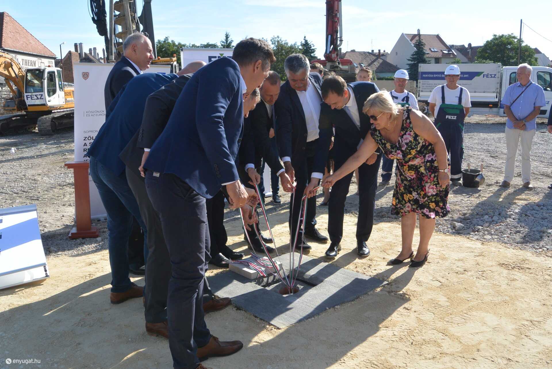 Az Árpád utcai parkolóház alapkőletétele