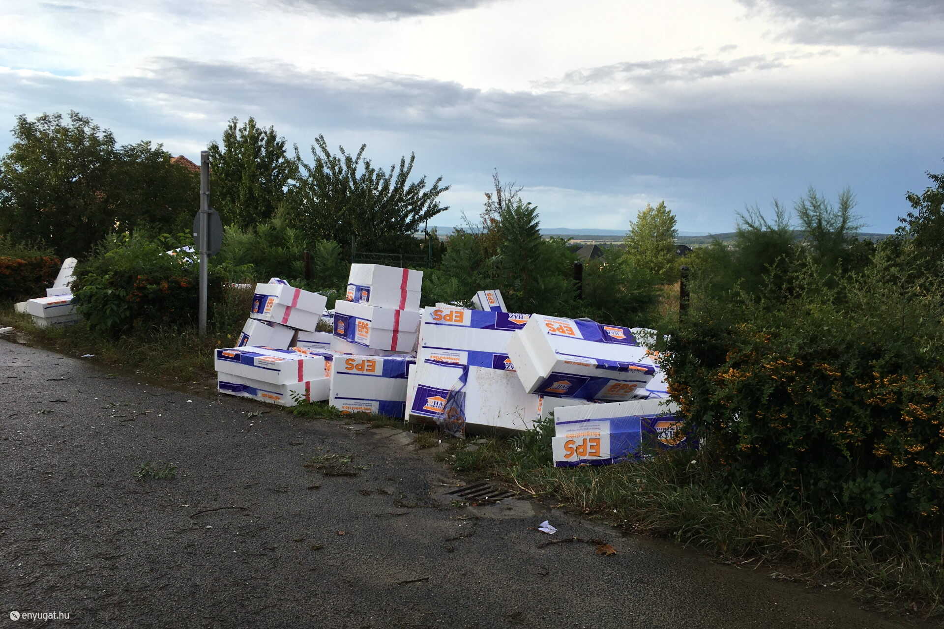Szigetelőanyagot kapott fel a szél Sopronban