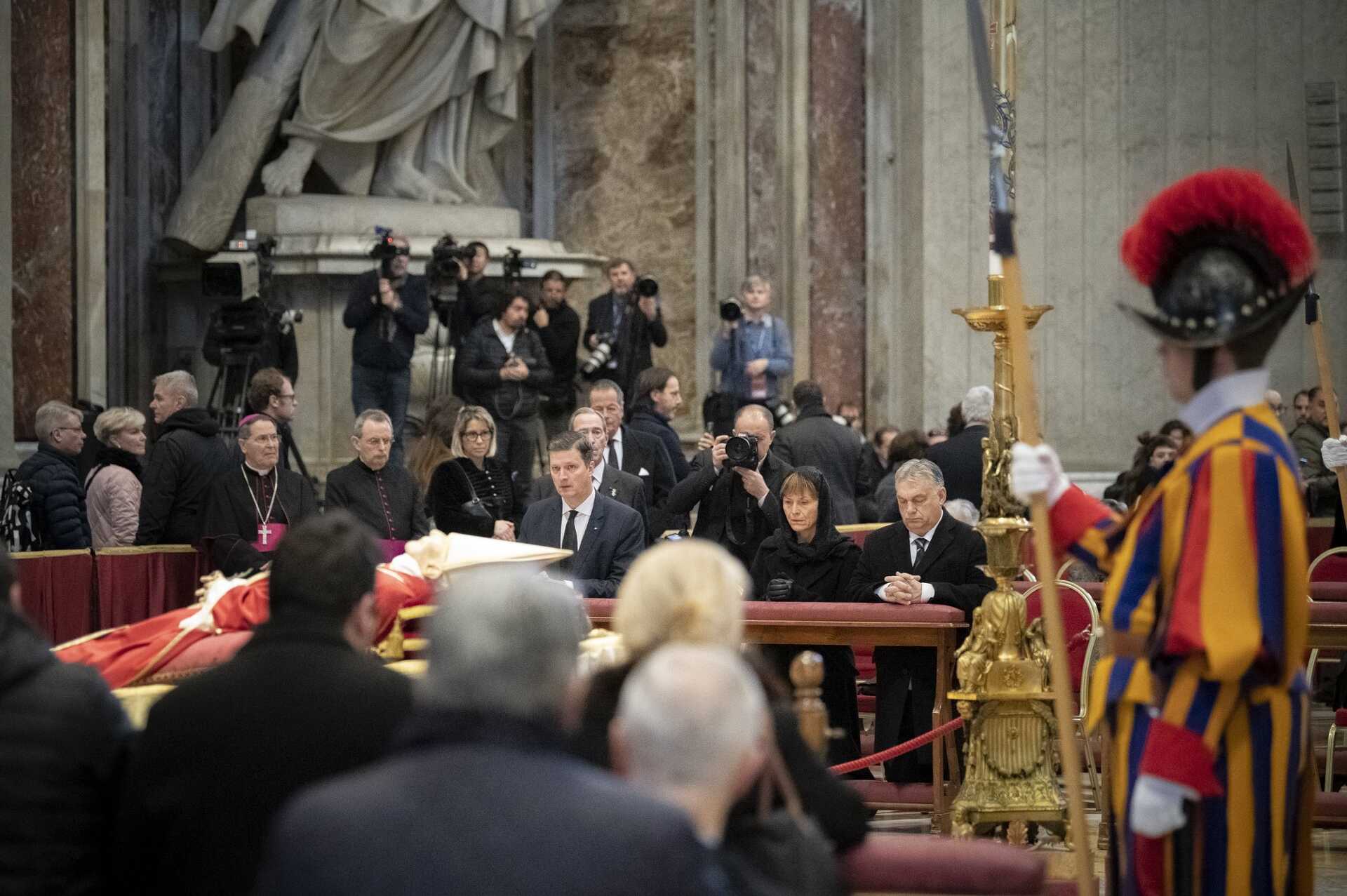 Orbán Viktor lerótta kegyeletét XVI. Benedek ravatalánál