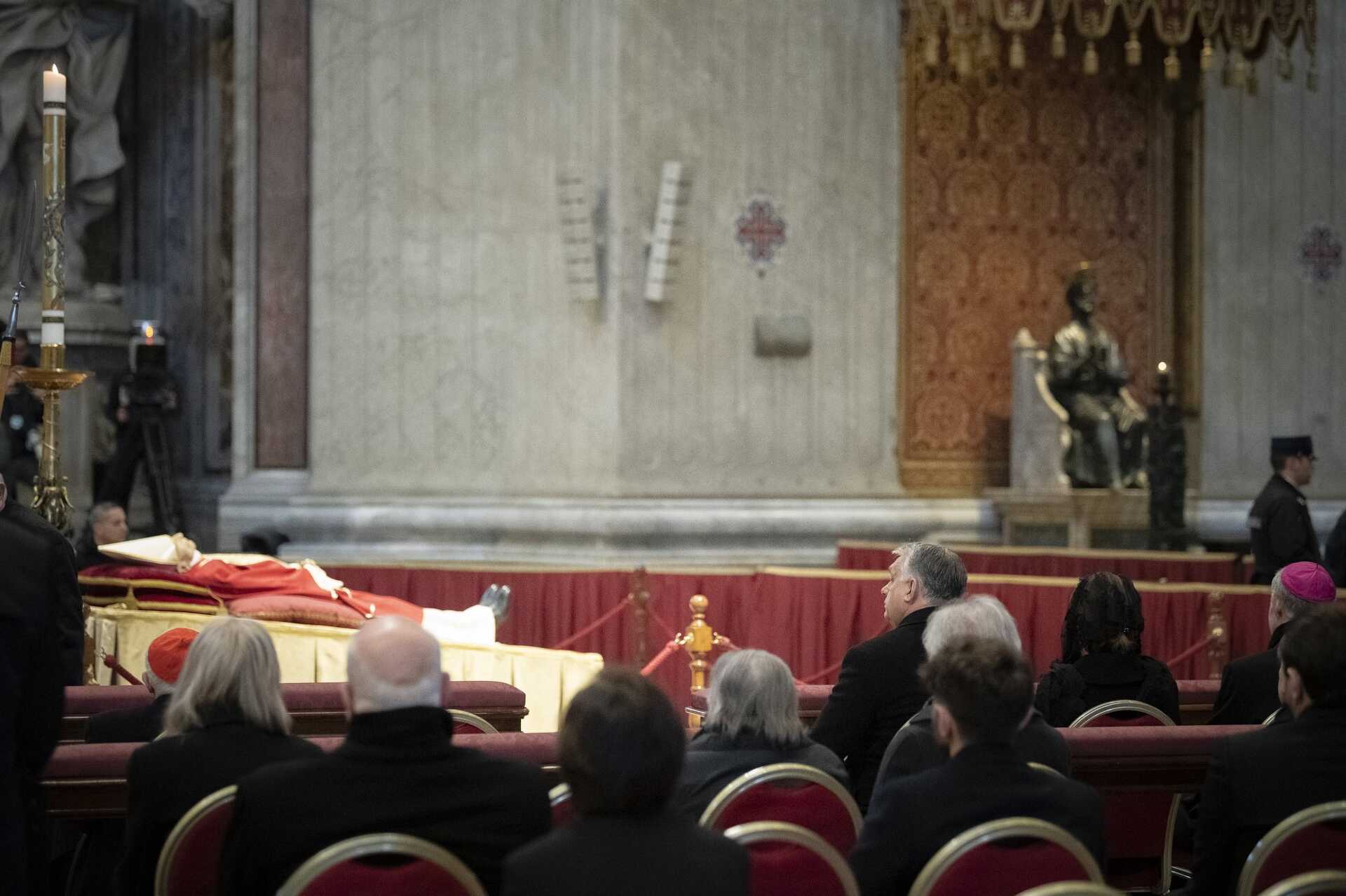 Orbán Viktor lerótta kegyeletét XVI. Benedek ravatalánál