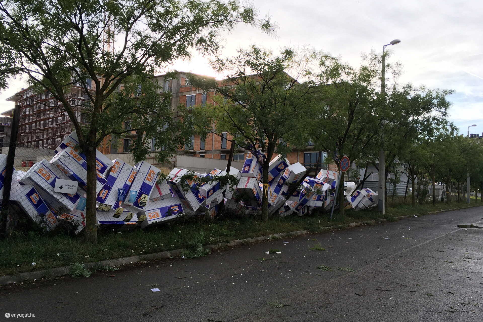 Szigetelőanyagot kapott fel a szél Sopronban
