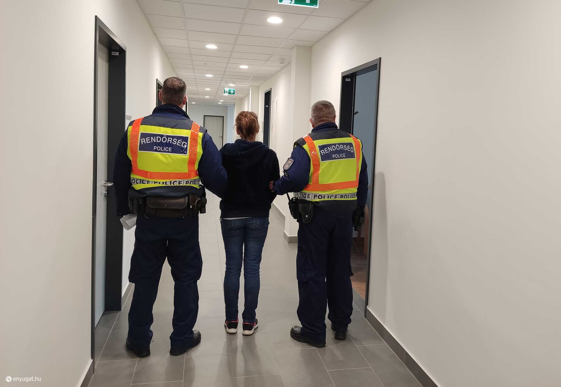 A házkutatás során a rendőrök olyan ékszereket is lefoglaltak, amikről feltételezik, hogy lopottak.