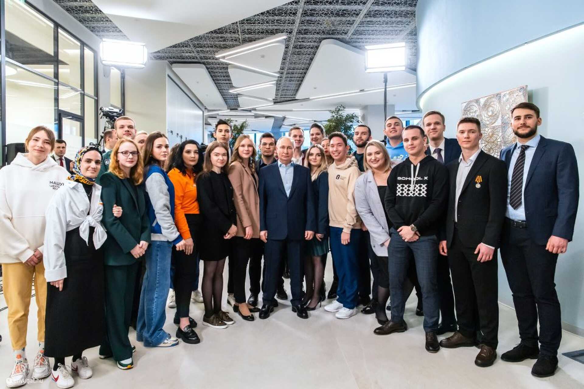 Putyin magas talpú cipőben a diákok között