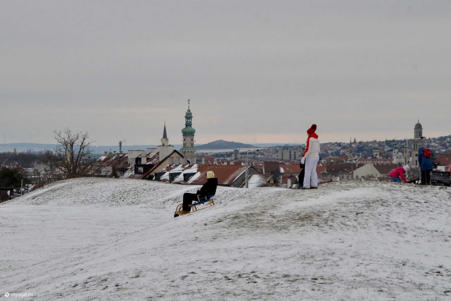 Ahol a szánkósok használták, már elkopott a hóréteg.