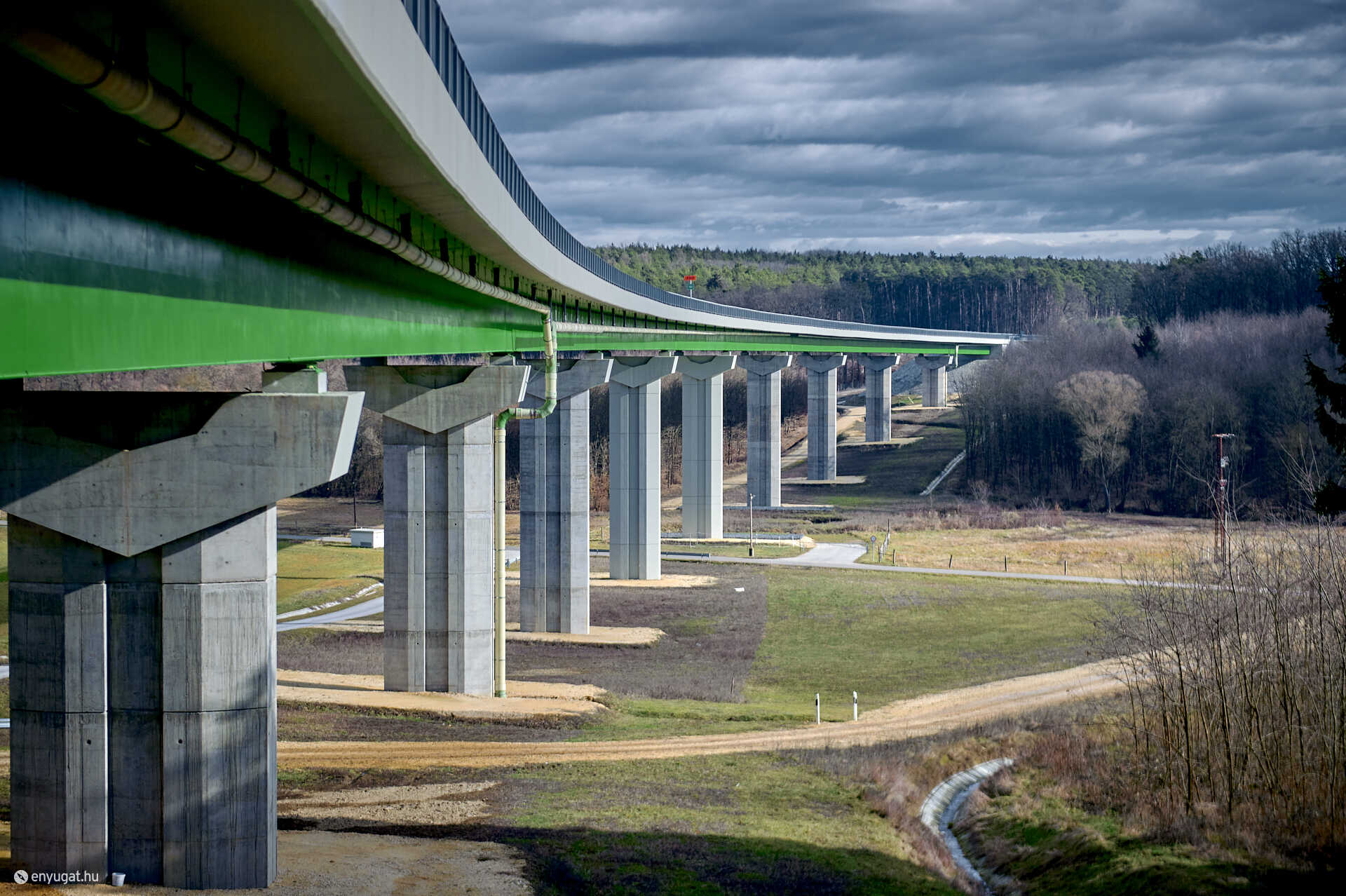 M80 autópálya völgyhíd