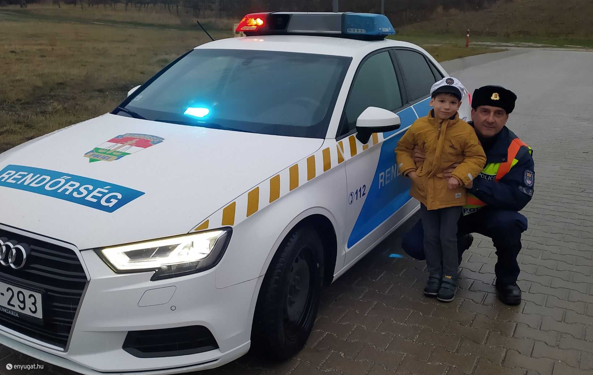A kisfiúnak nagy élményt jelentett, hogy rendőrök vitték óvodába.