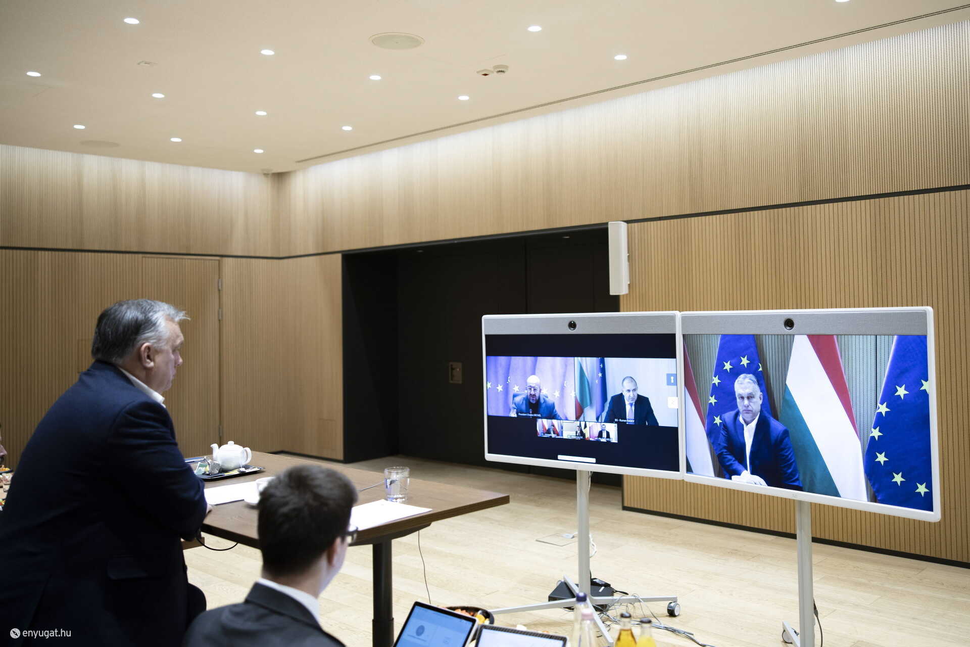 Orbán Viktor videókonferecia közben. 