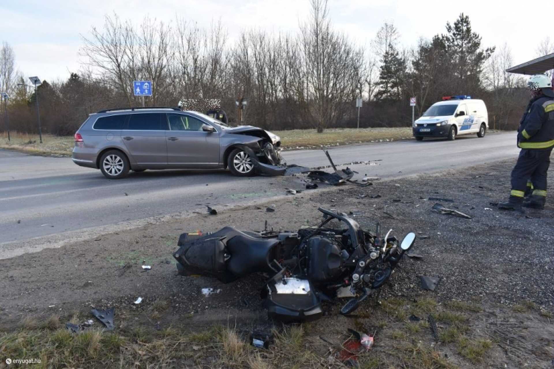 A motorost mentő vitte kórházba, járgánya teljesen összetört.