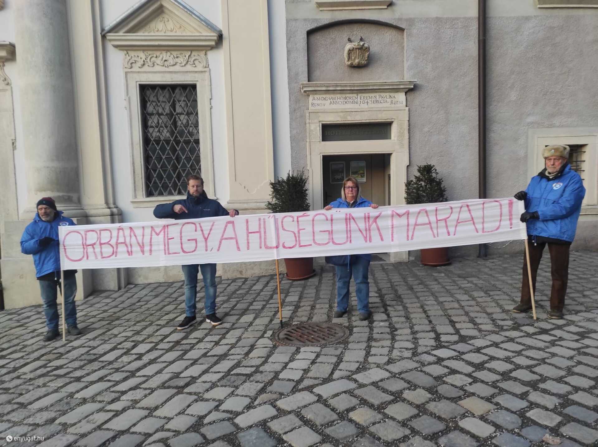 A DK különítménye a kolostor elé ment. 