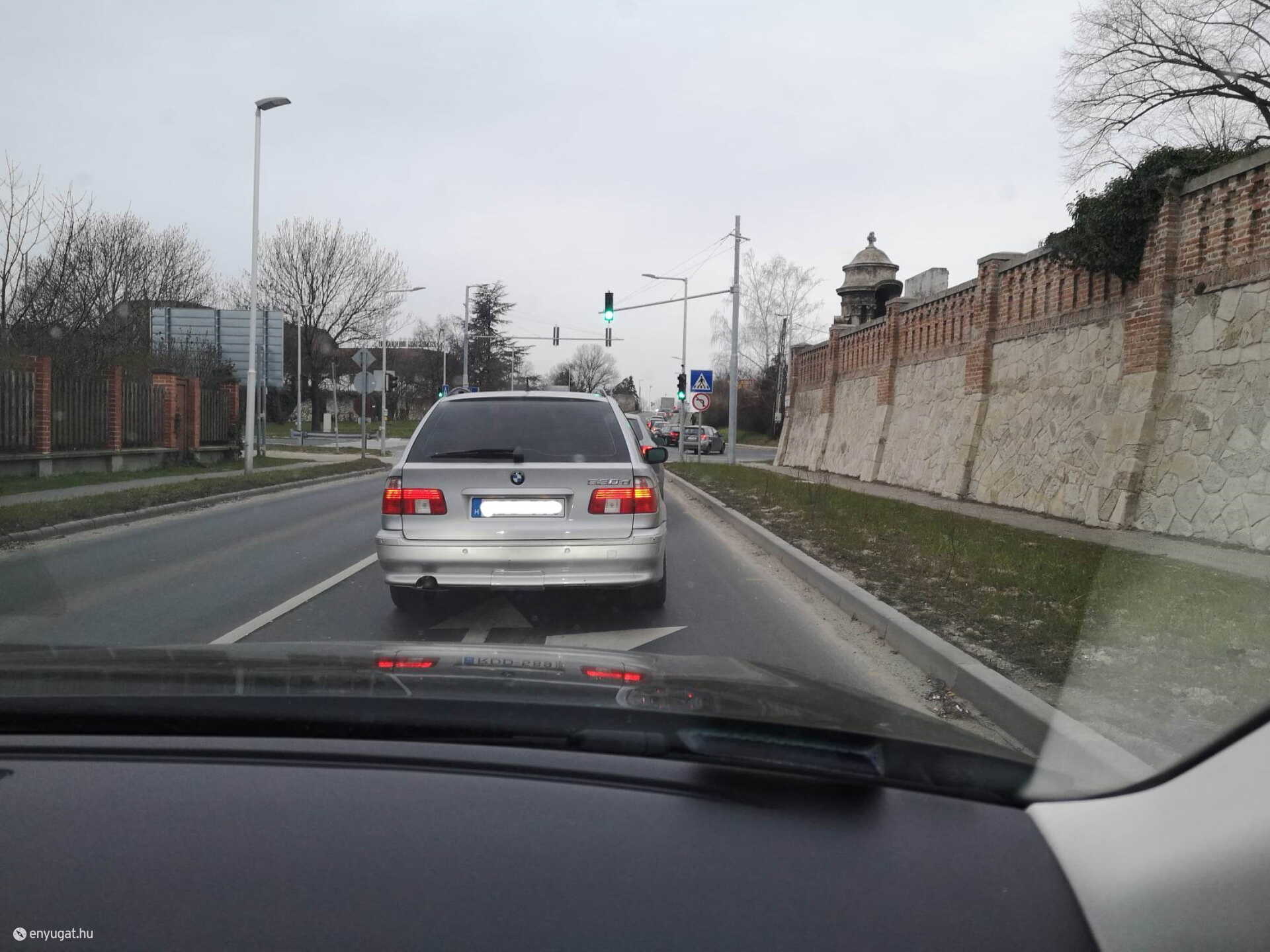 Hétfő reggeli több kilométeres sor a határ felé. 