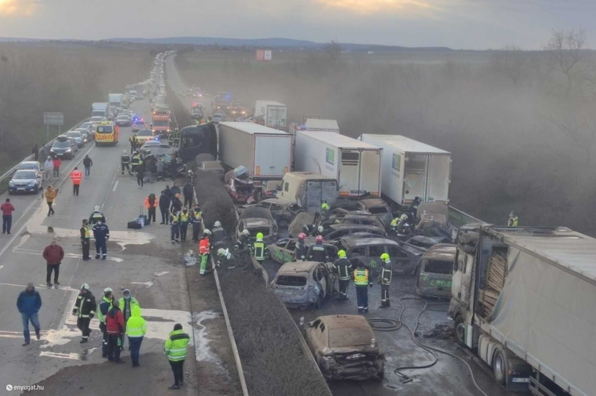Porviharban történt tömegbaleset az M1-es autópályán, Mánynál