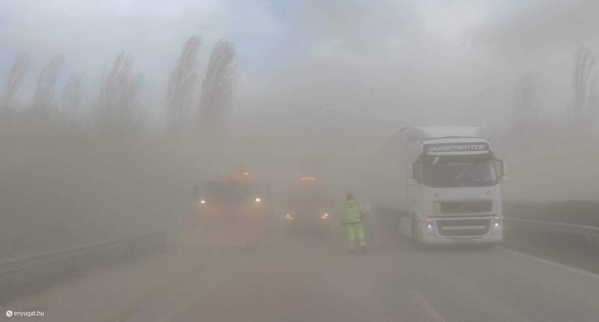 Porviharban történt tömegbaleset az M1-es autópályán, Mánynál Fotó: Pest VMRFK
