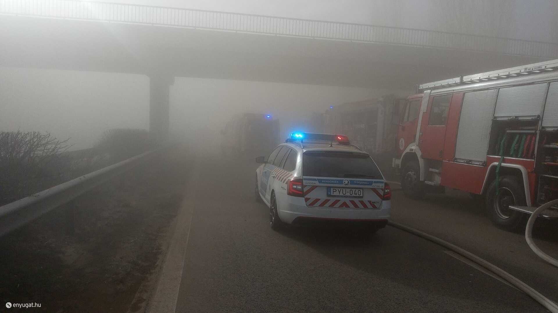 Porviharban történt tömegbaleset az M1-es autópályán, Mánynál Fotó: Pest VMRFK