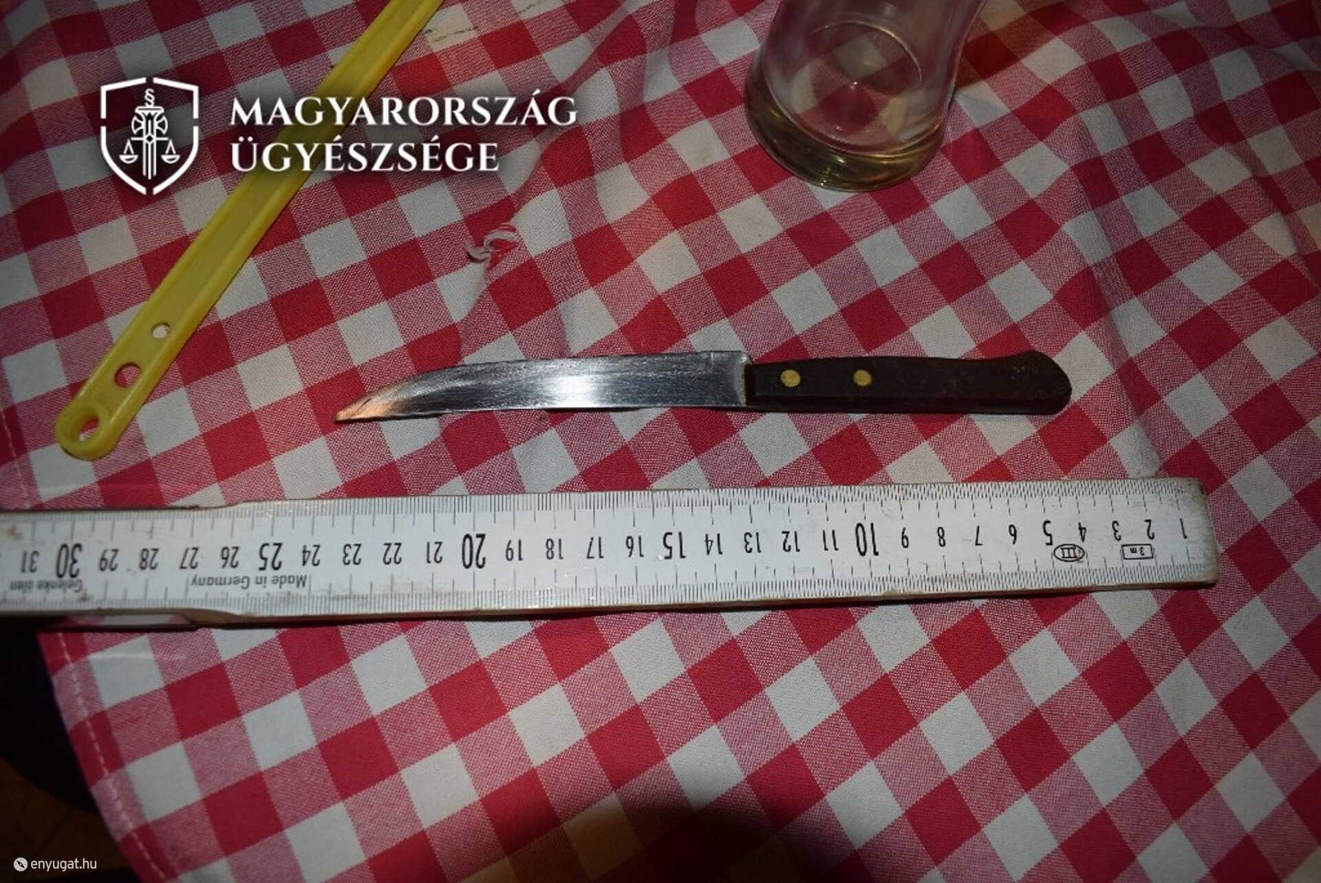 A férfi hazament a késéért, a kocsmában pedig szúrt...